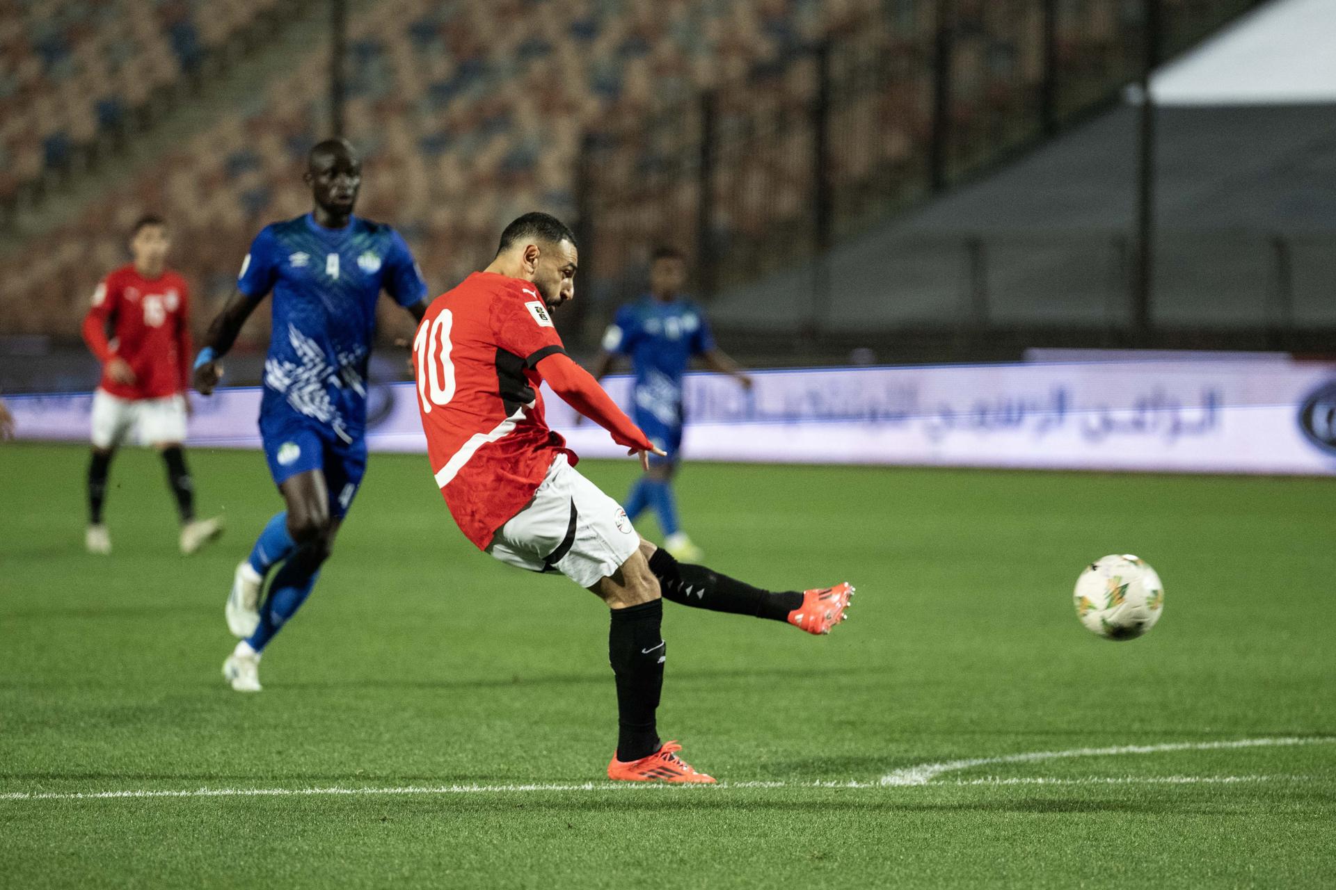 El delantero de Egipto Mohamed Salah durante el partido de clasificación para el Mundial 2026 que han jugado Egipto y Sierra Leona en El Cairo, Egipto. EFE/EPA/Mohamed Hossam