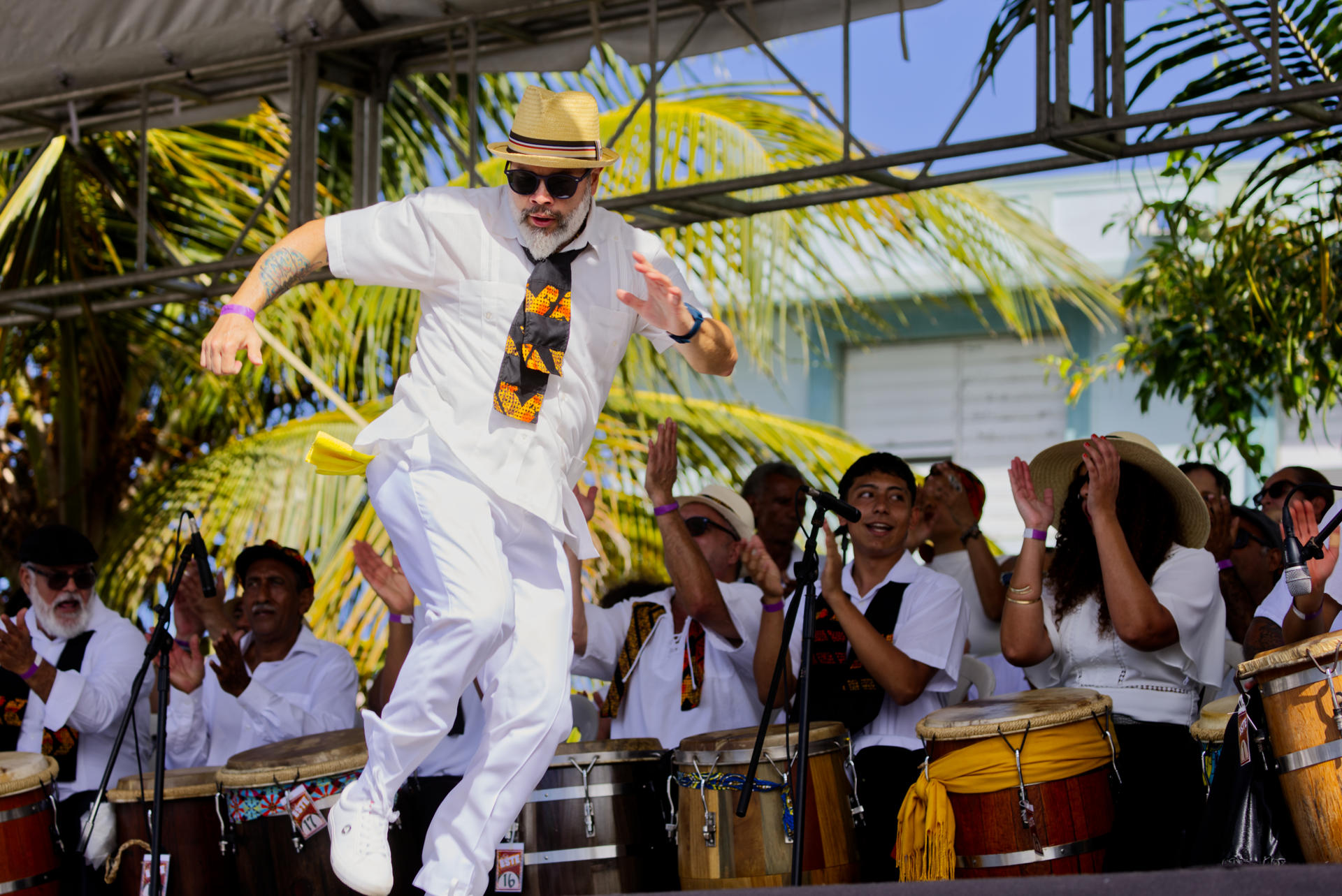 Una integrante de la delegación del Este se presenta en el Paseo Julia de Burgos en la decimotercera edición del Encuentro de Tambores este domingo, en Loíza (Puerto Rico). EFE/ Thais Llorca