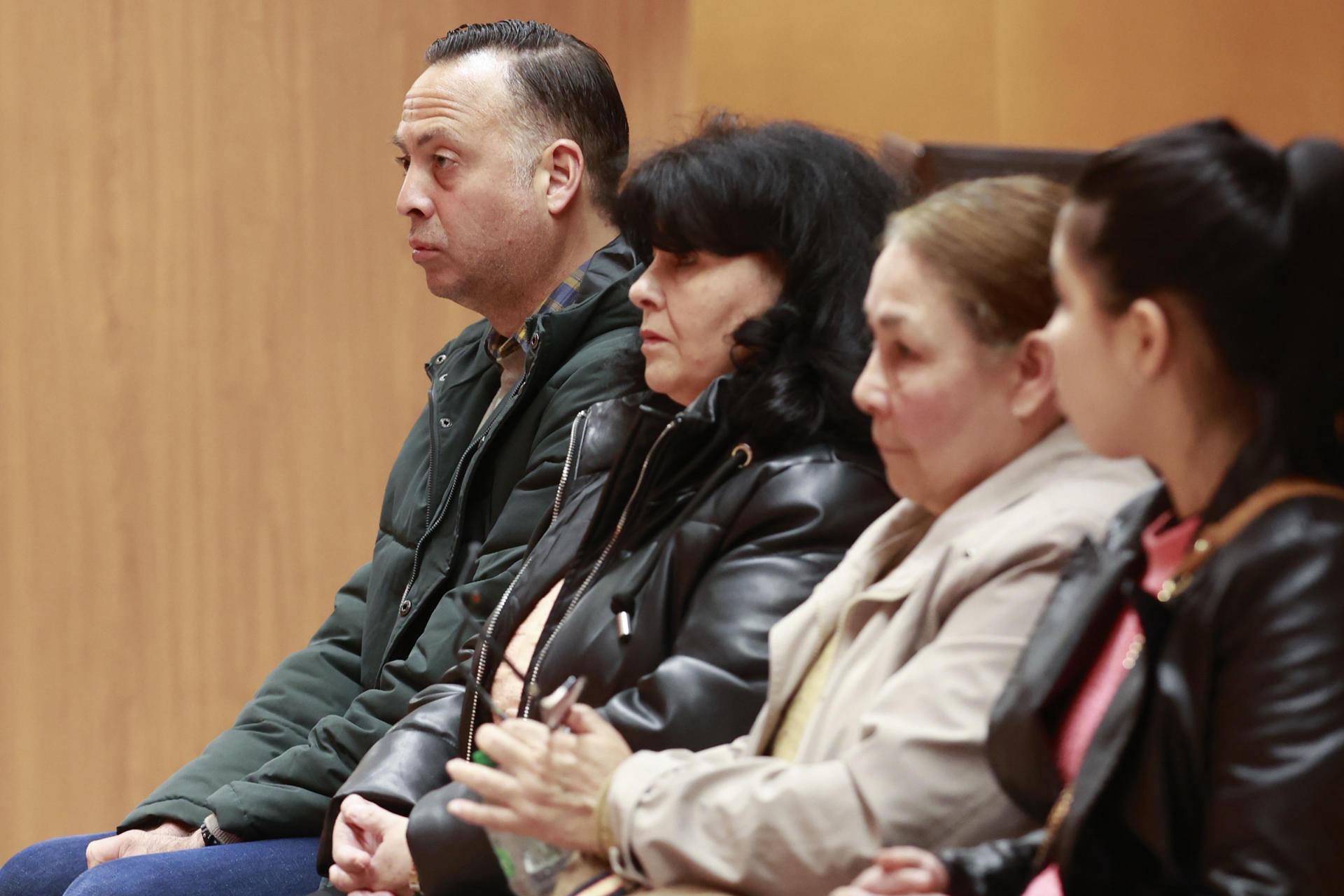 Cuatro personas se sientan en el banquillo de los acusados de la Audiencia Provincial de A Coruña este jueves bajo solicitud de penas que superan los 100 años de prisión por trata de seres humanos en el área de Ferrol entre 2019 y 2023, en un caso con ramificaciones en Paraguay. EFE/Cabalar