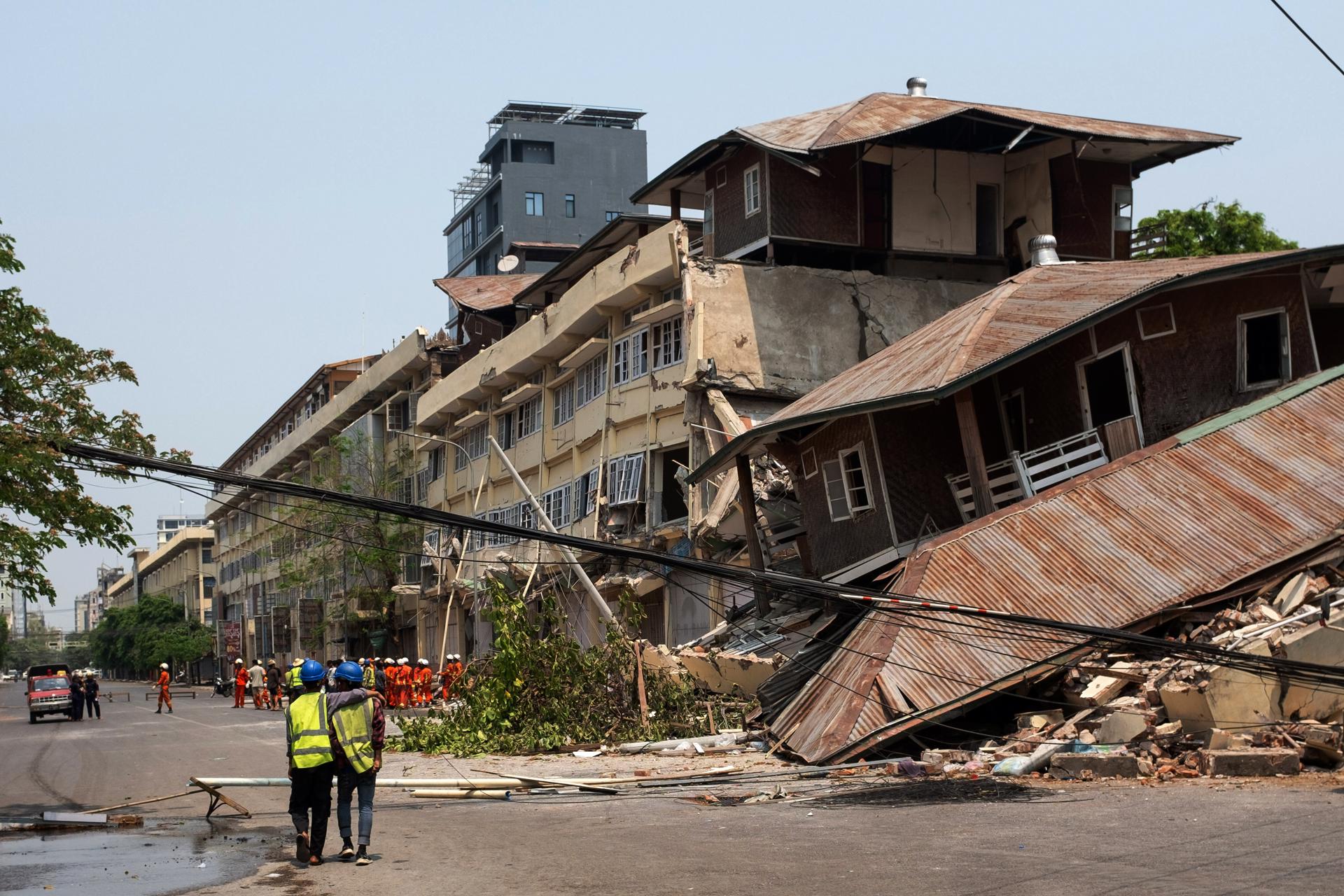 Mandalay (Myanmar), 30/03/2025.- Rescuers walk next to the site of a collapsed building following an earthquake in Mandalay, Myanmar, 30 March 2025. More than 1,600 people have been killed and thousands injured after a 7.7-magnitude earthquake struck the country on 28 March, according to the Myanmar government. (Terremoto/sismo, Birmania) EFE/EPA/STRINGER