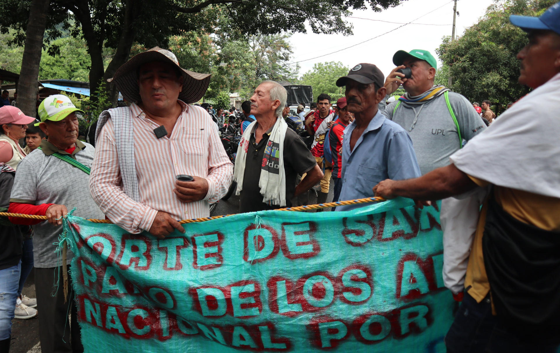 Productores de arroz del departamento Norte de Santander bloquean una vía este viernes, durante el paro nacional de arroceros en El Zulia (Colombia). EFE/ Mario Caicedo