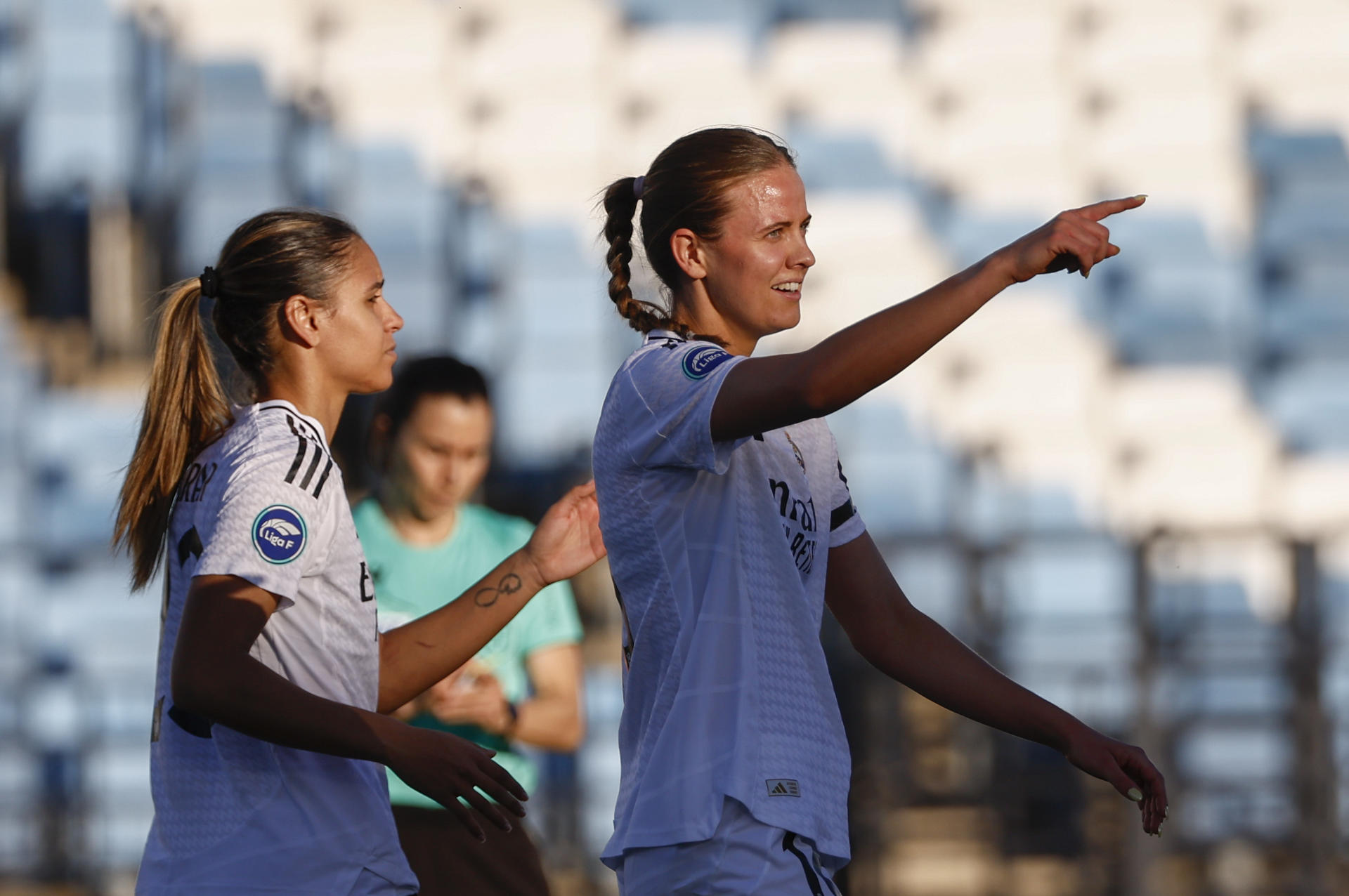 La jugadora del Real Madrid Caroline Moller  celebra su gol ante la Real Sociedad durante el partido de Liga Femenina que disputaron en el estadio Alfredo Di Stéfano de Madrid. EFE/ Daniel Gonzalez
