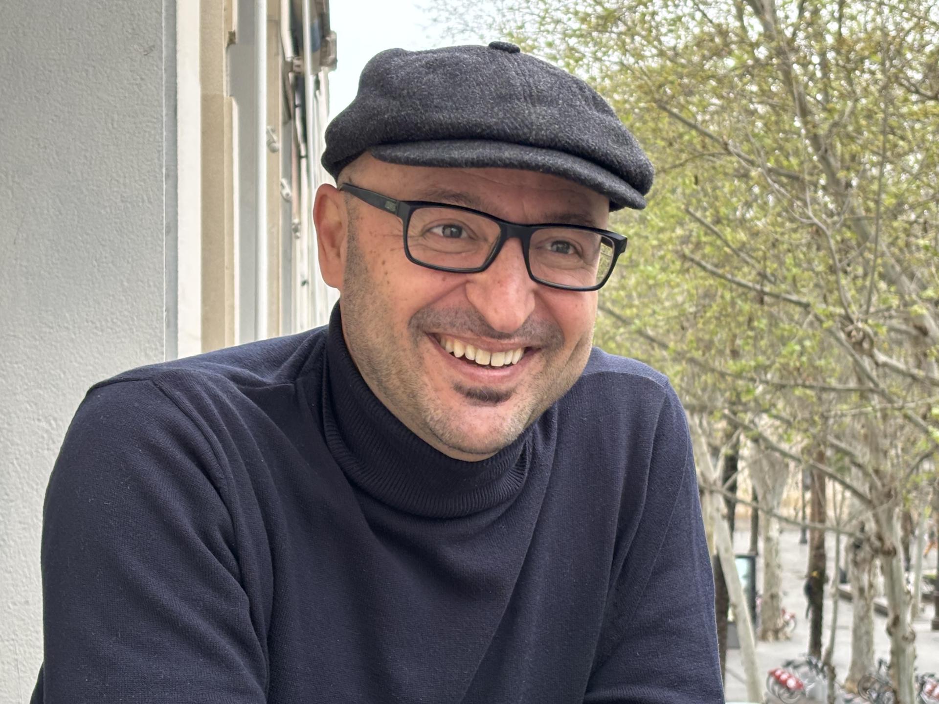 Álex Luque, periodista y escritor, autor de las ediciones 'Memoria del subdesarrollo' y 'Mirando y dejando' de Edmundo Desnoes, posa durante una entrevista con EFE en Sevilla. EFE/Laura Rincón