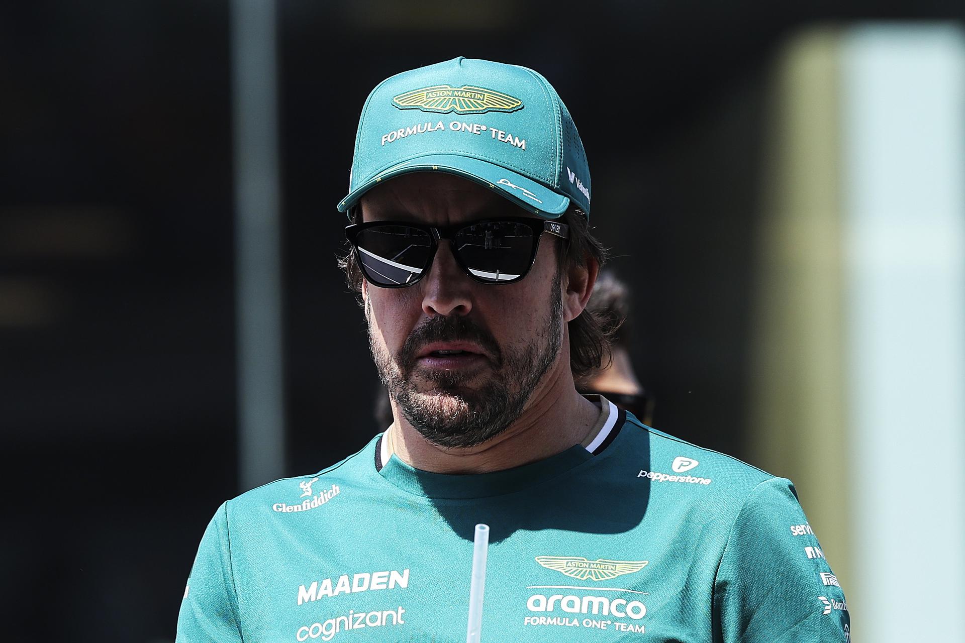 El piloto español de Aston Martin, Fernando Alonso, que ha abandonado en la cuarta vuelta del Gran Premio de China por un problema en los frenos de su monoplaza. EFE/EPA/WU HAO