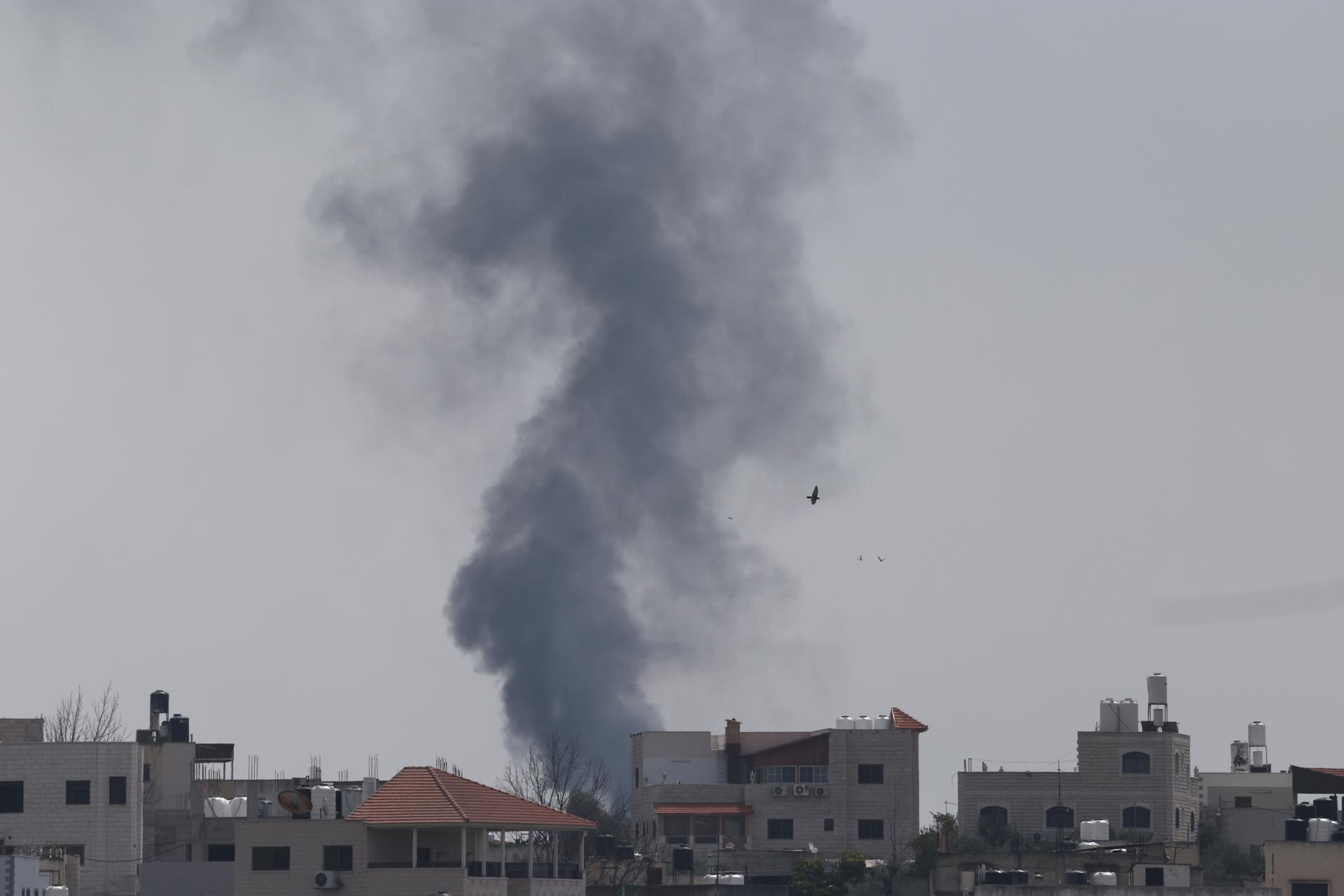 Columnas de humo se elevan sobre el campo de refugiados de Nur Shams durante una operación militar israelí cerca de la ciudad cisjordana de Tulkarem, el 9 de marzo de 2025. EFE/ALAA BADARNEH