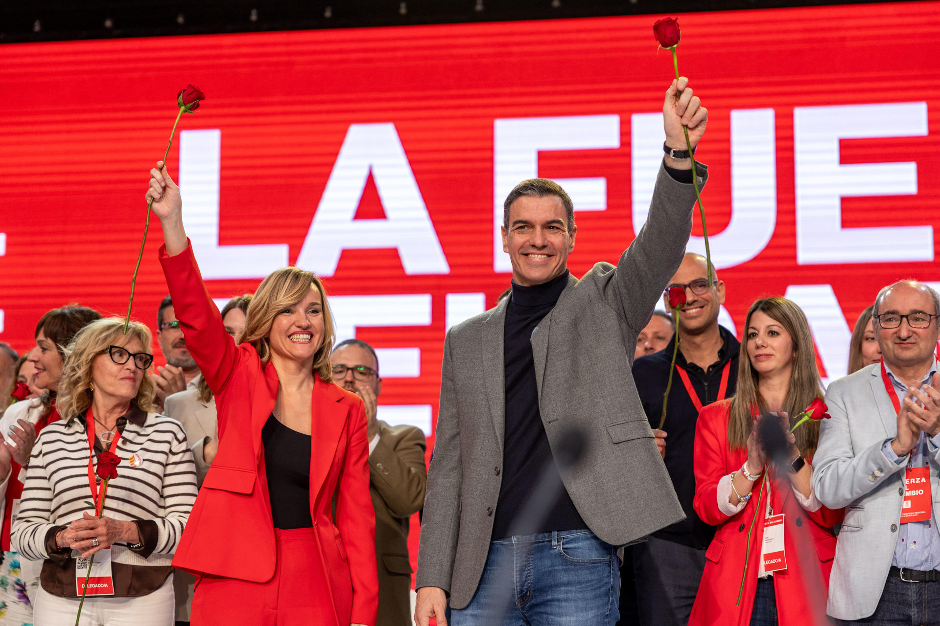 El secretario general del PSOE y presidente del Gobierno, Pedro Sánchez (d), clausura este domingo en Zaragoza el congreso general de su partido en Aragón junto a la nueva secretaria general de esa comunidad autónoma, la ministra de Educación y portavoz del Ejecutivo, Pilar Alegría. EFE/ Javier Cebollada