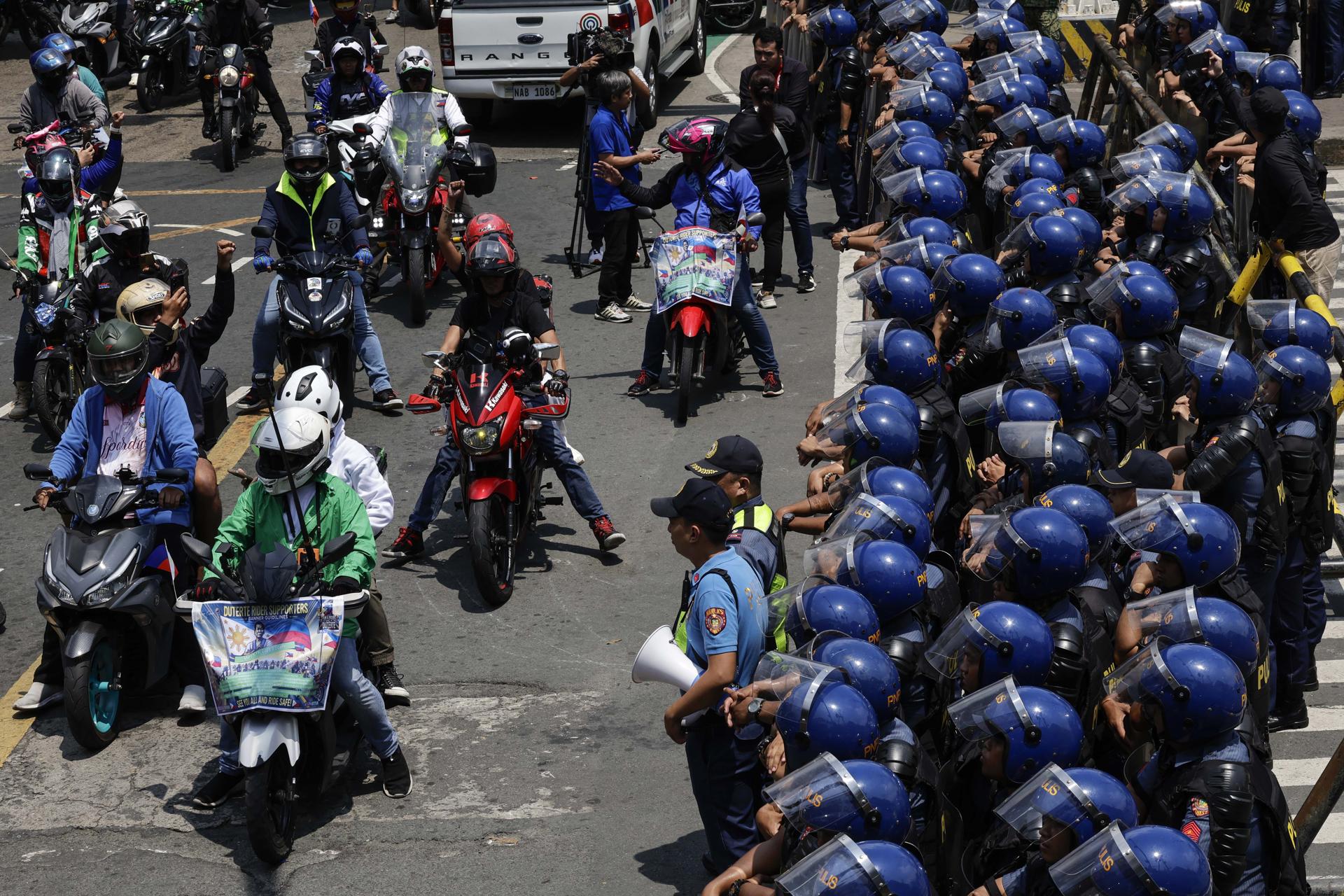 Cientos de personas en moto marchan en Manila en apoyo al expresidente Rodrigo Duterte.
EFE/EPA/ROLEX DELA PENA