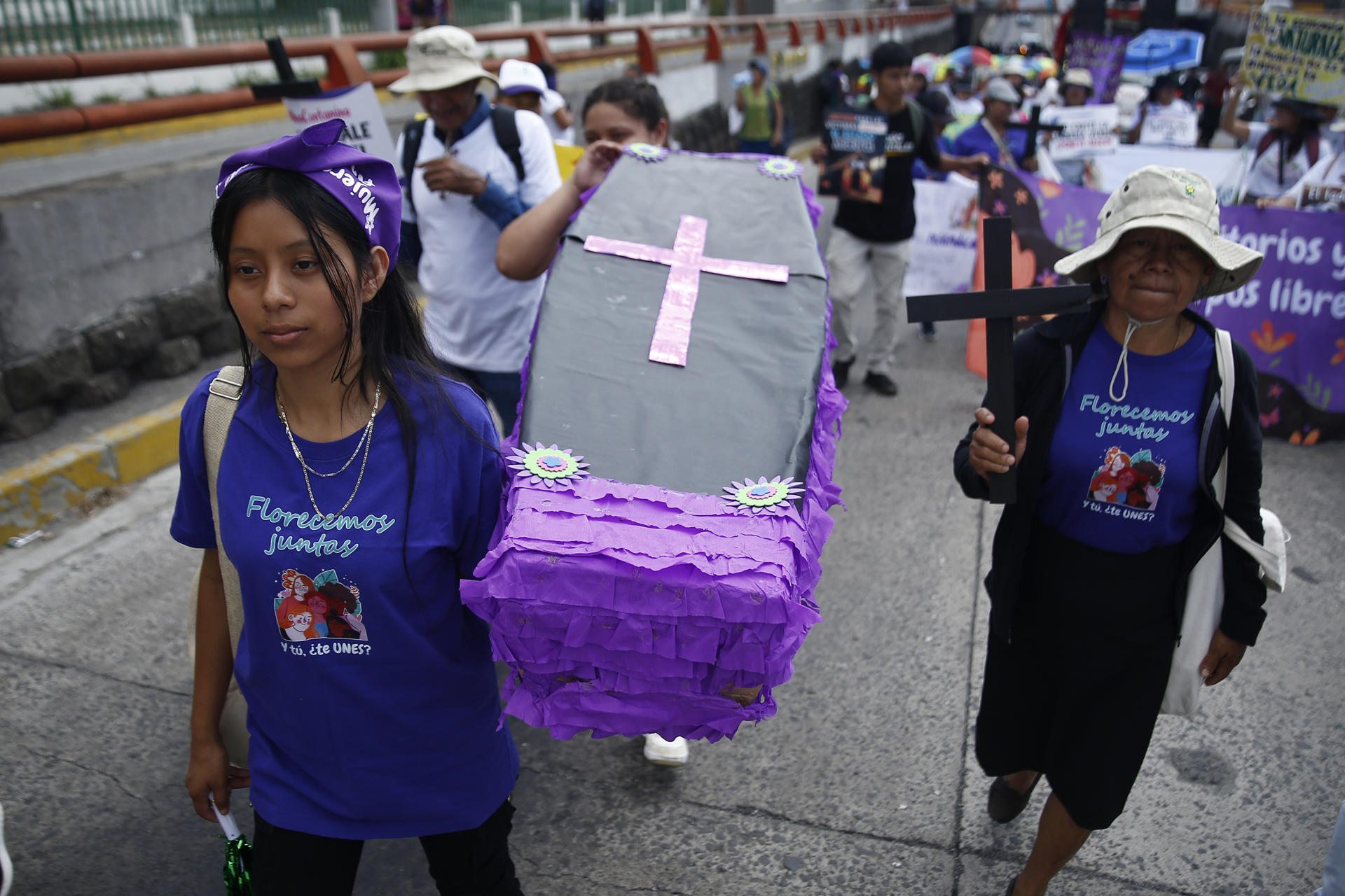 Mujeres cargan un ataúd durante una marcha en el marco del Día del Internacional de la Mujer este 8 de marzo de 2025, en San Salvador (El Salvador). EFE/ Rodrigo Sura