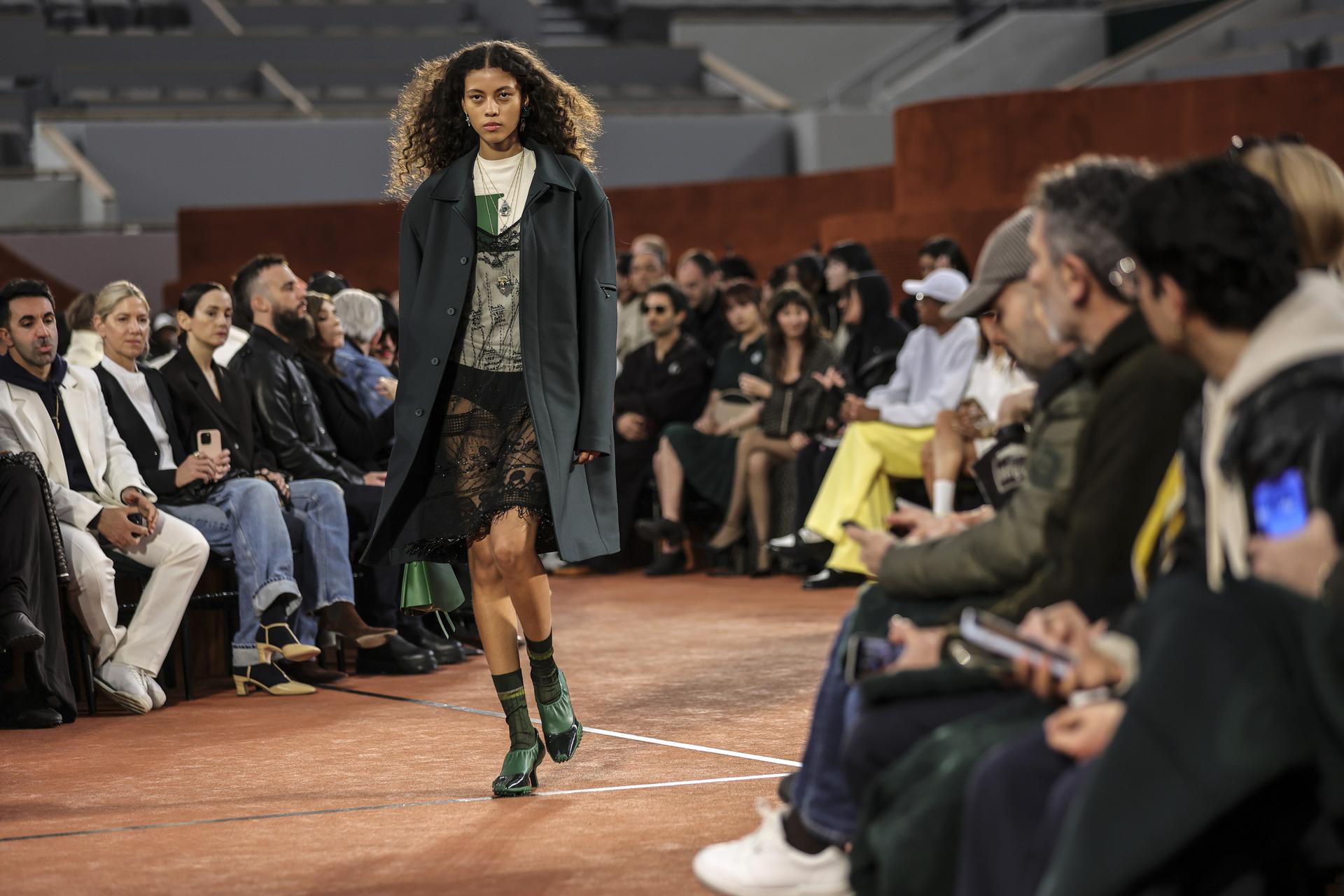 Desfile este domingo en la semana de la moda de París. EFE/EPA/Teresa Suarez
