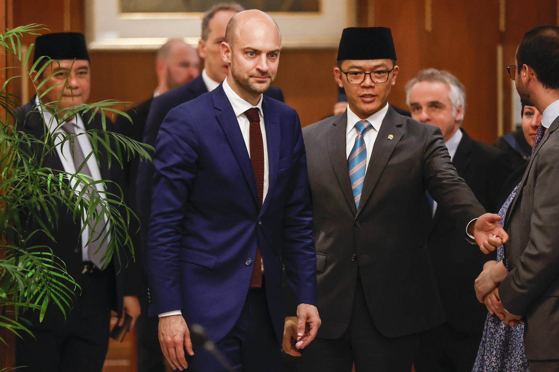JAKARTA (Indonesia), 26/03/2025.- French Minister for Europe and Foreign Affairs Jean-Noel Barrot (L) walks with Minister of Foreign Affairs Sugiono (R) during a visit to Jakarta, Indonesia, 26 March 2025. (Francia) EFE/EPA/MAST IRHAM