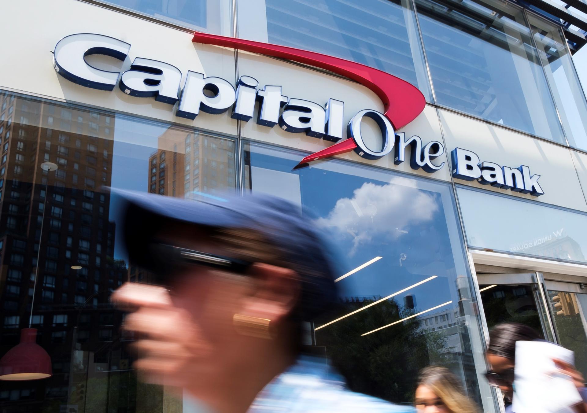 Fotografía de archivo en la que se registró una sede del banco Capital One, en Nueva York (NY, EE.UU.). EFE/Justin Lane