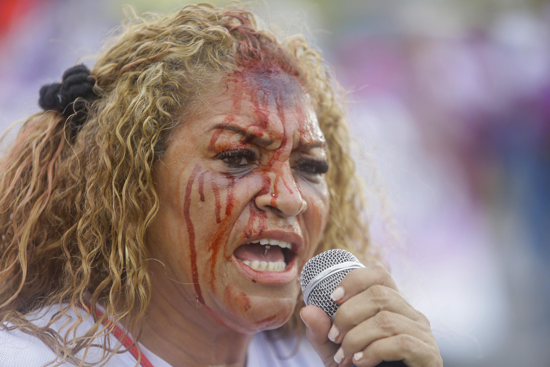 Una mujer con la cara pintada participa en una marcha en el marco del Día Internacional de la Mujer este sábado en Ciudad de Panamá (Panamá). EFE/ Carlos Lemos