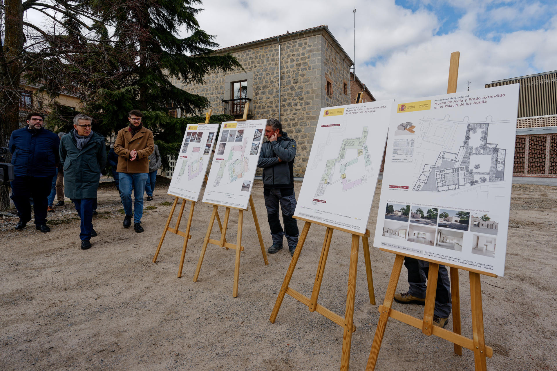 El secretario de Estado de Cultura, Jordi Martí (2i), durante su visita al Palacio de los Águila en Ávila, en el que el Ministerio de Cultura acaba de finalizar la primera fase de las obras de adecuación para albergar el Museo de Ávila y Prado Extendido, intervención que ha supuesto una inversión de 8 millones de euros. EFE/ Raúl Sanchidrián