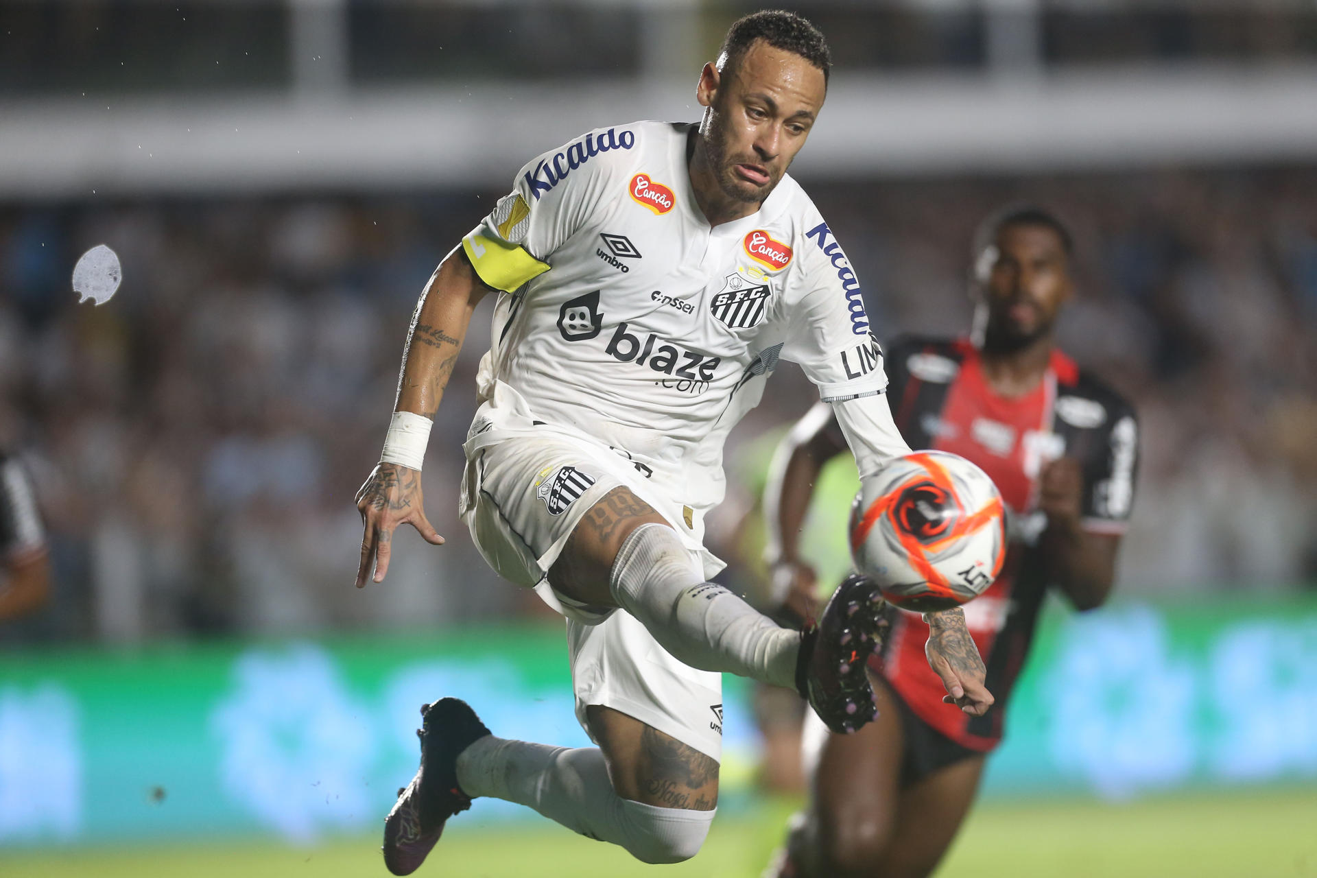 En su regreso en 2025 al club Santos, que lo lanzó a la fama, el astro Neymar se perfila como figura para seguir en el Campeonato Brasileño, que comenzará este 29 de marzo, aunque hay dudas sobre su permanencia, pues llegó en enero con un contrato de seis meses. EFE/ Guilherme Dionizio