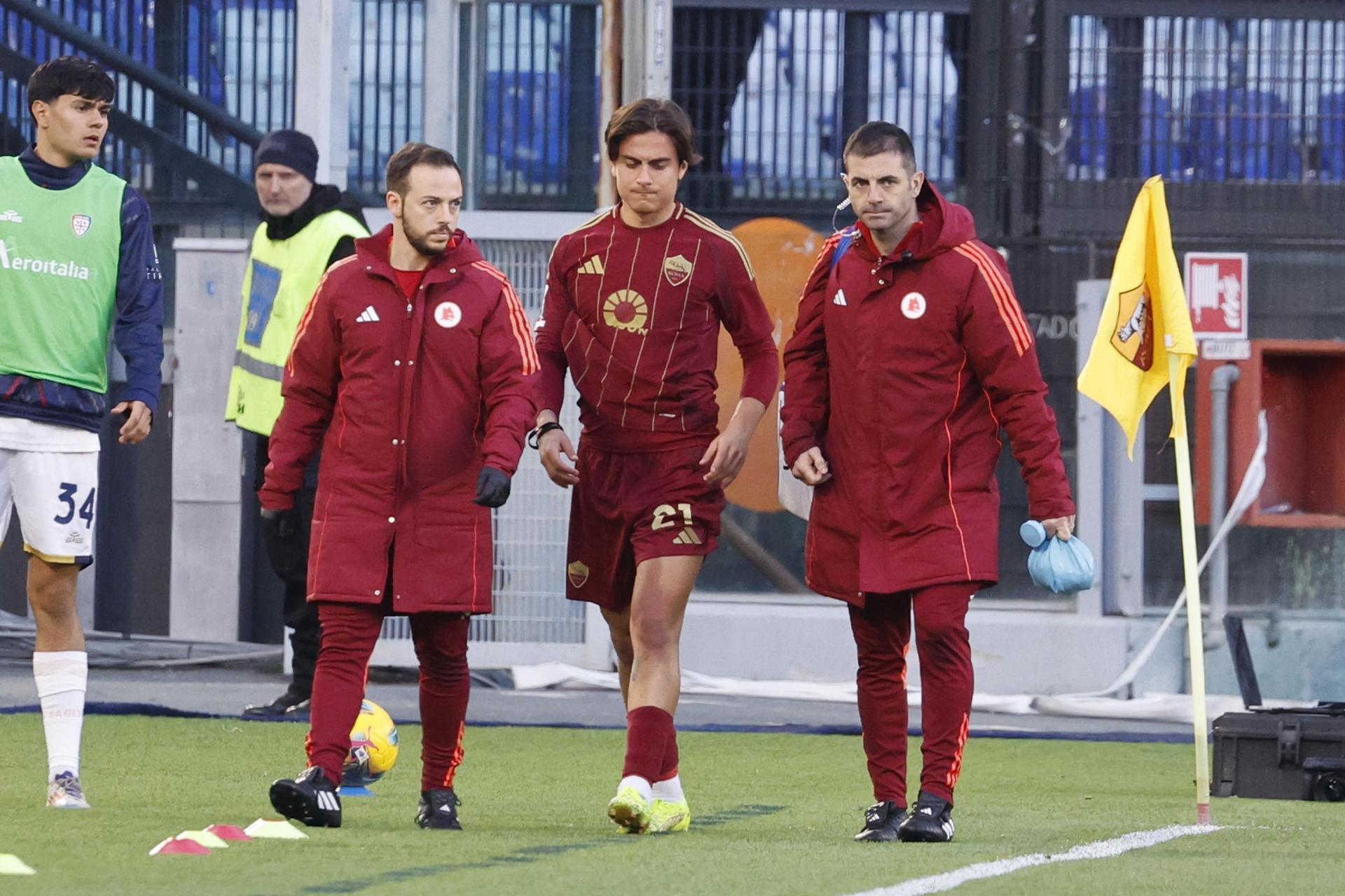 El jugador del AS Roma Paulo Dybala (C) se retira lesionado durante el partido de la Serie A que han jugado AS Roma y Cagliari Calcio, en Roma. EFE/EPA/FABIO FRUSTACI