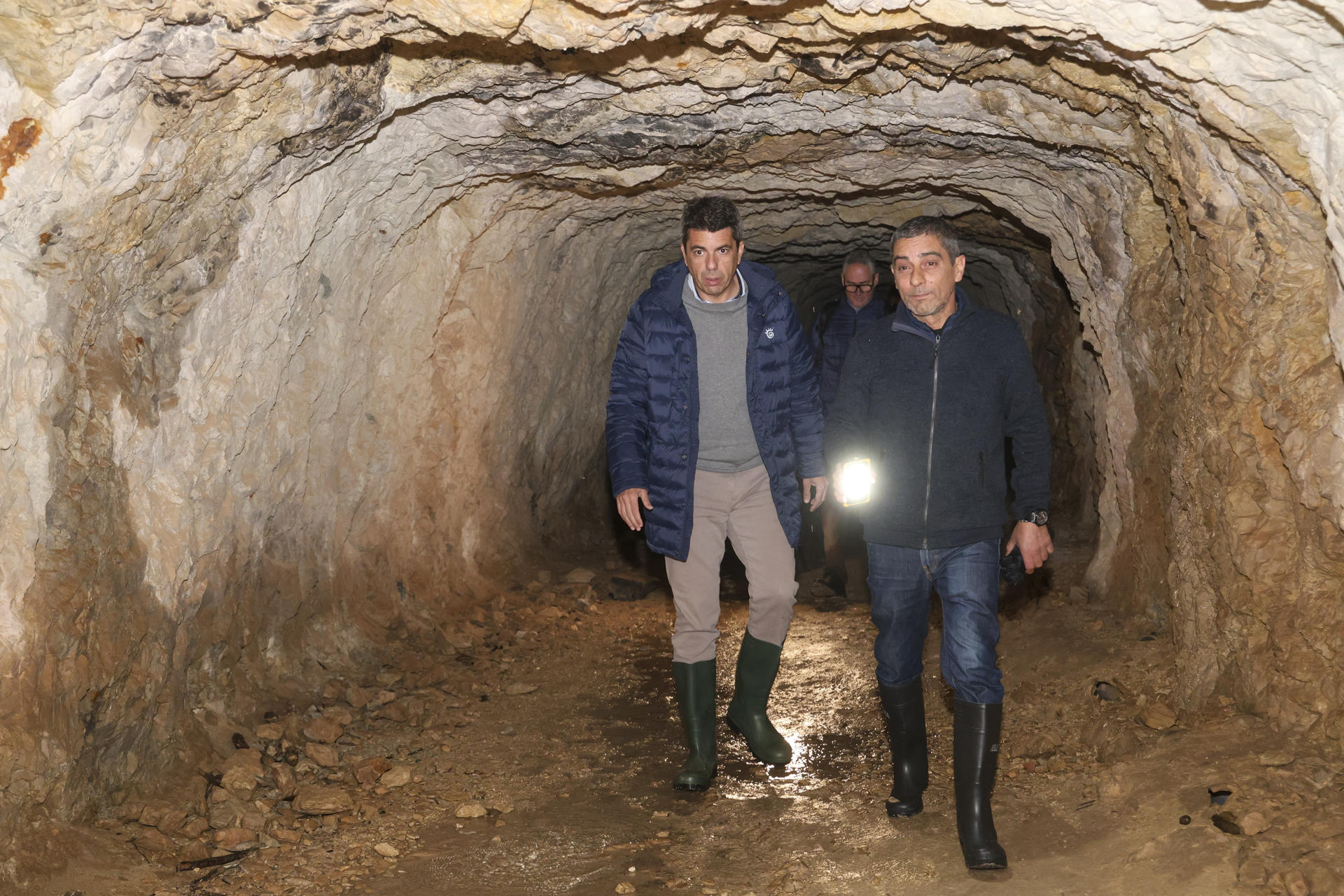 El president de la Generalitat, Carlos Mazón (i), durante su visita este jueves el entorno de la presa d'Isbert, en la Vall de Laguar (Alicante). EFE/Gva/SOLO USO EDITORIAL/SOLO DISPONIBLE PARA ILUSTRAR LA NOTICIA QUE ACOMPAÑA (CRÉDITO OBLIGATORIO)