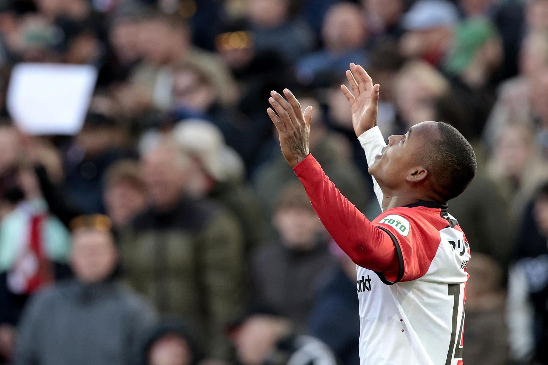 El jugador Igor Paixao, del Feyenoord, celebra el 3-2 durante el partido de la Eredivisie que han jugado Feyenoord y Go Ahead Eagles en el Feyenoord Stadium de Kuip en Rotterdam, Países Bajos. EFE/EPA/JEROEN PUTMANS