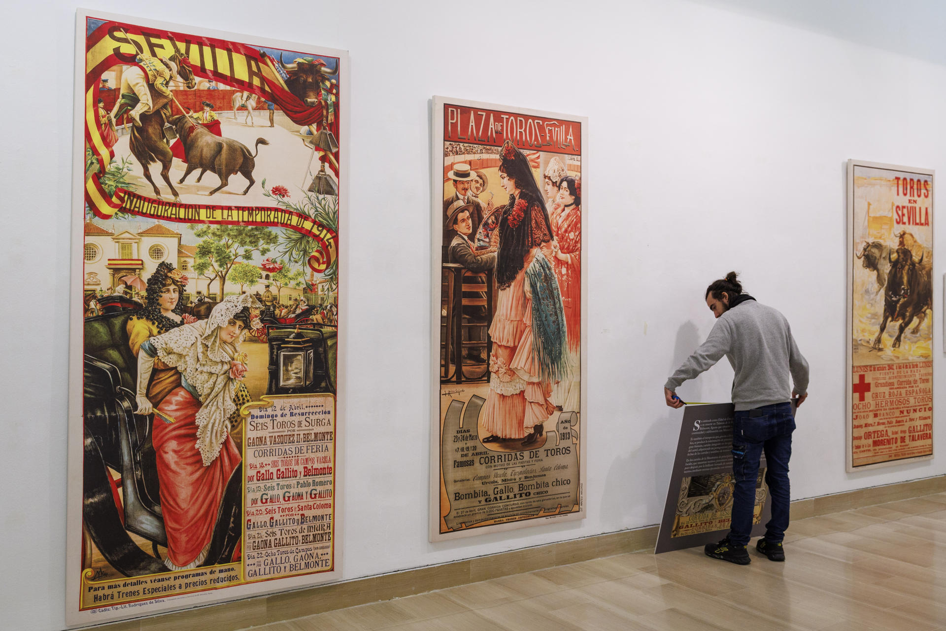 Un centenar de carteles de corridas de toros celebradas en la Plaza de la Maestranza, seleccionados de entre los 6.000 que atesora el archivo de la Real Maestranza de Sevilla, desde 1761 -apenas una relación escrita de ganaderías sin ninguna imagen ni nombre de toreros, del tamaño de una cuartilla- hasta 1946, reunidos en una exposición que podrá verse el próximo viernes en la Casa de la Provincia de Sevilla, cuyos comisarios son los editores, historiadores y eruditos Diego Carrasco y Fernando Olmedo. EFE/ Julio Muñoz