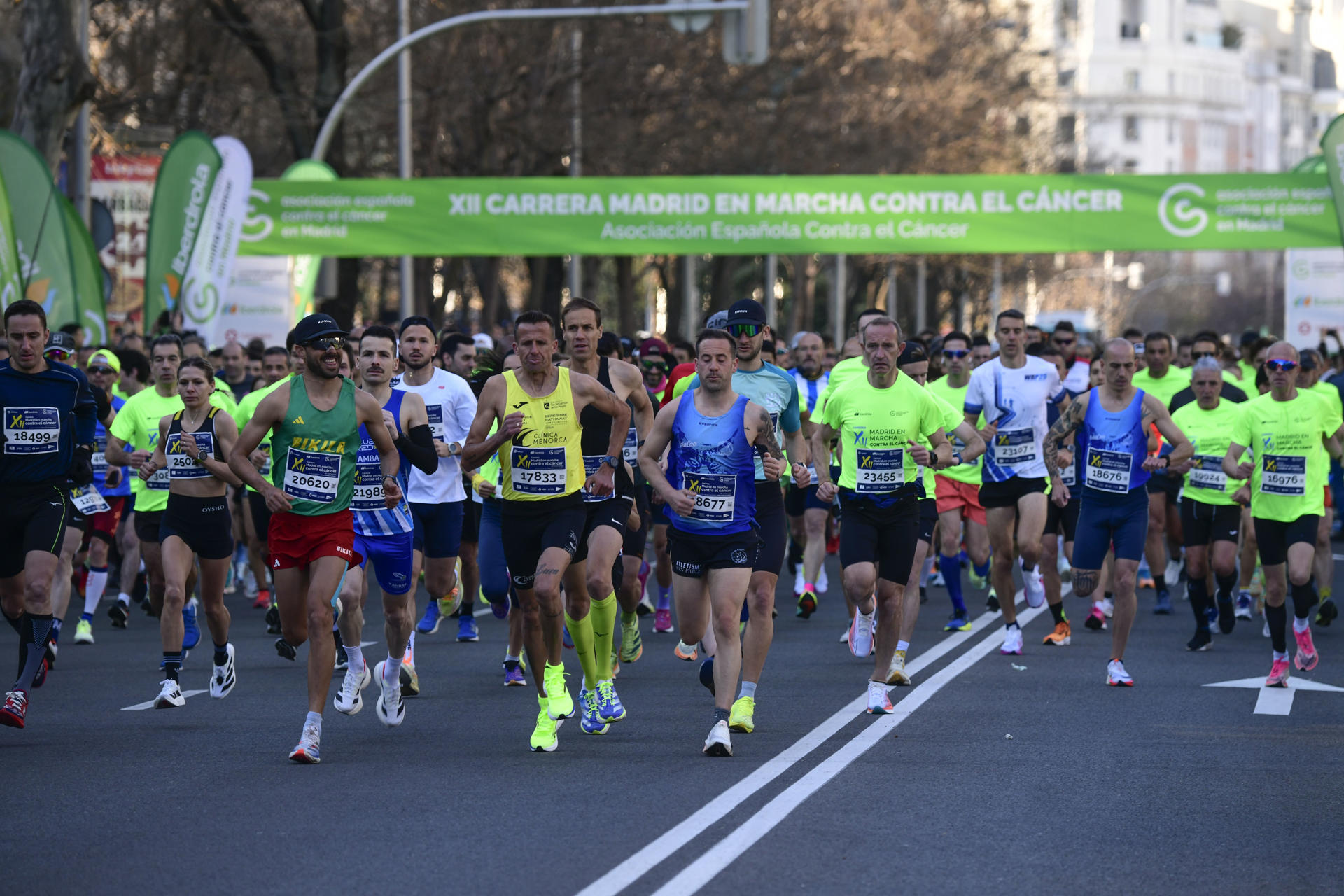 Cientos de corredores participan en la XII Carrera contra el Cáncer, organizada por la Asociación Española Contra el Cáncer, este domingo en Madrid. EFE/Víctor Lerena