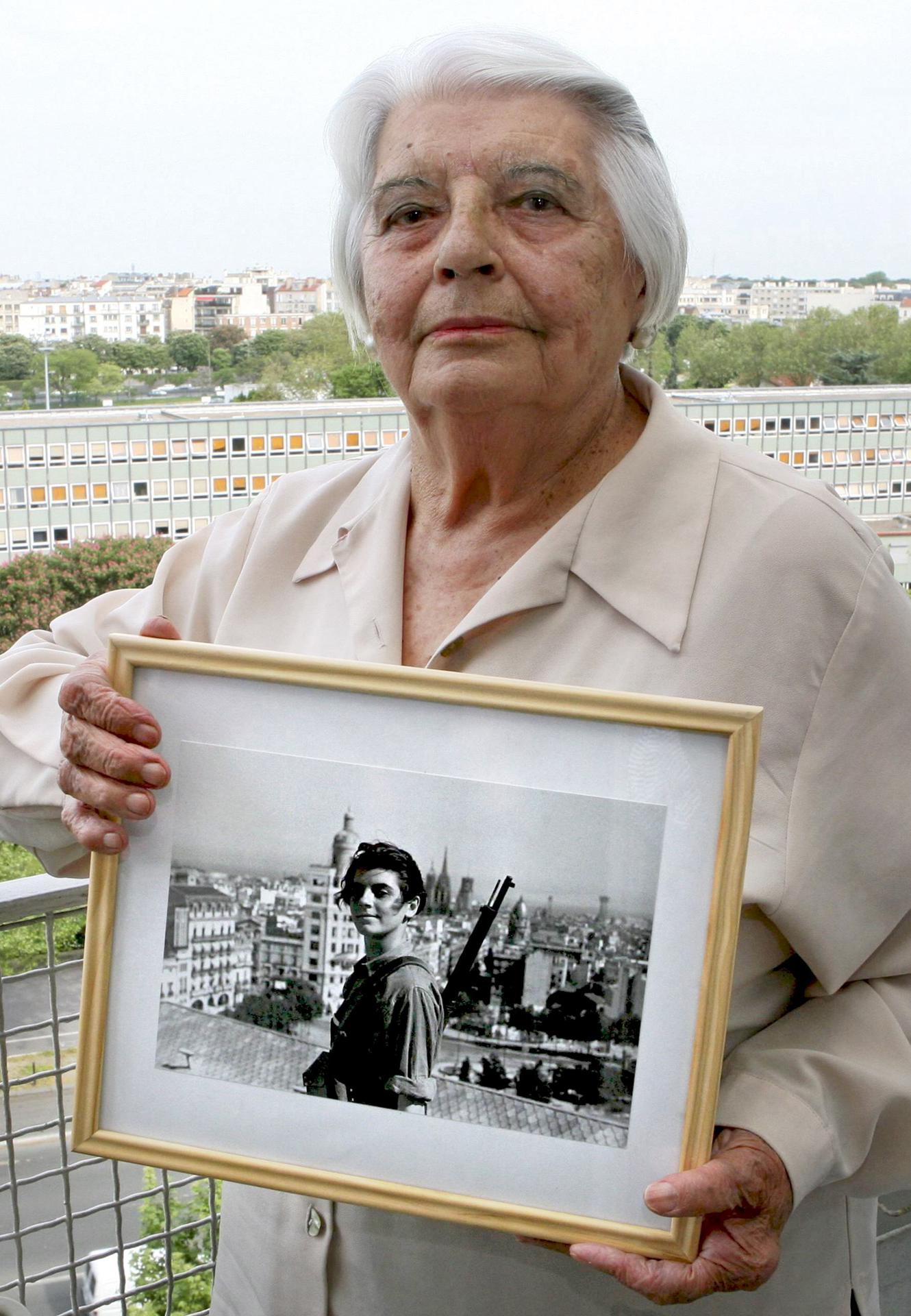 Marina Ginestà posa con una de las fotos que el fotógrafo Juan Guzmán tomó cuando Ginestà tenía 17 años, en verano de 1936 en la terraza del Hotel Colón de Barcelona. EFE/ Boris Zabiensky