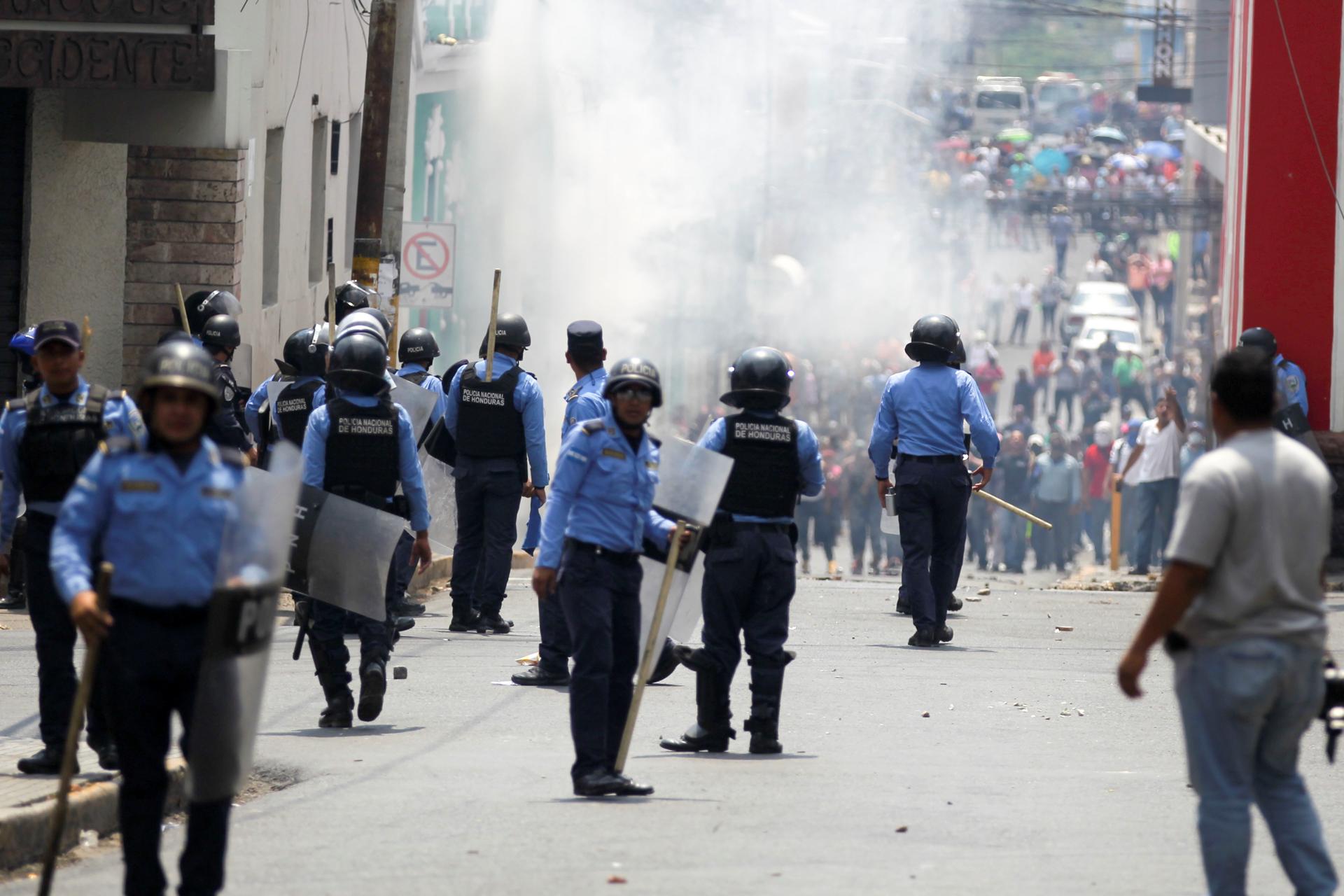 Fotografía de archivo en la que se registró a un escuadrón de agentes de la Policía Nacional de Honduras al enfrentarse con encapuchados, durante una protesta, en una calle céntrica de Tegucigalpa (Honduras). EFE/Gustavo Amador