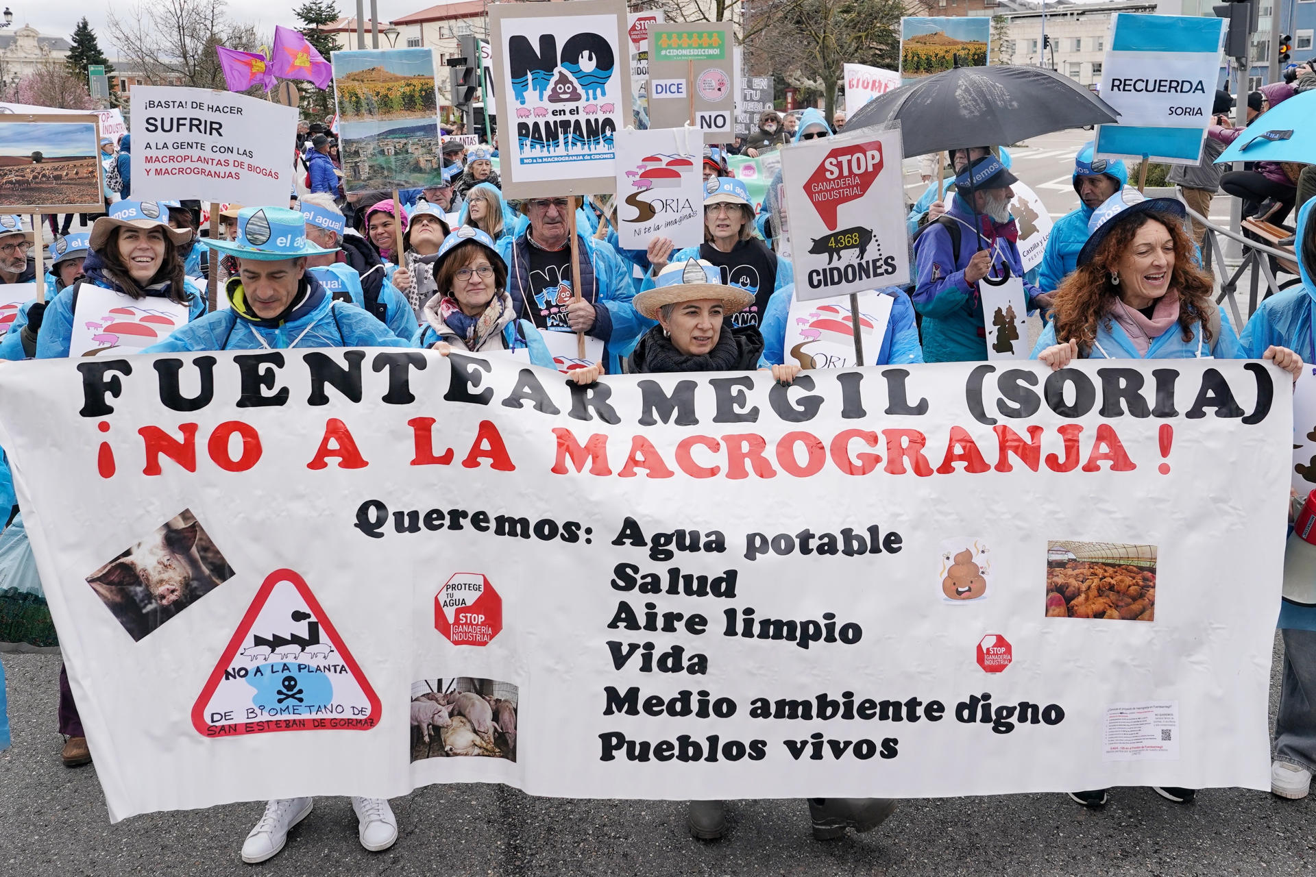 Vista de la manifestación convocada este sábado en Valladolid contra la expansión de macrogranjas y macroplantas de biogás en Castilla y León, coincidiendo con el Día Mundial del Agua. EFE/ Nacho Gallego