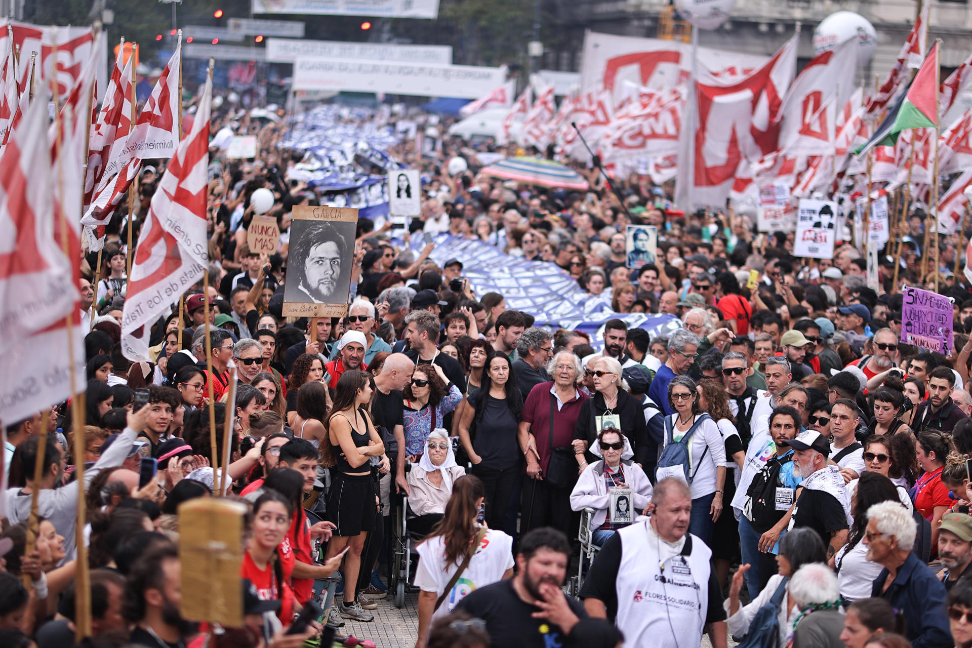 Cientos de personas participan en una manifestación este lunes, en Buenos Aires (Argentina). EFE/ Juan Ignacio Roncoroni