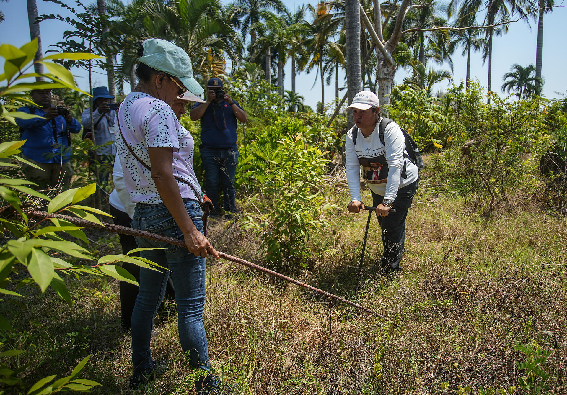 La integrante del colectivo 'Memoria verdad y justicia' Socorro Gil (d), lleva a cabo este martes la búsqueda de personas desaparecidas en  Acapulco, estado de Guerrero (México). EFE/ David Guzmán