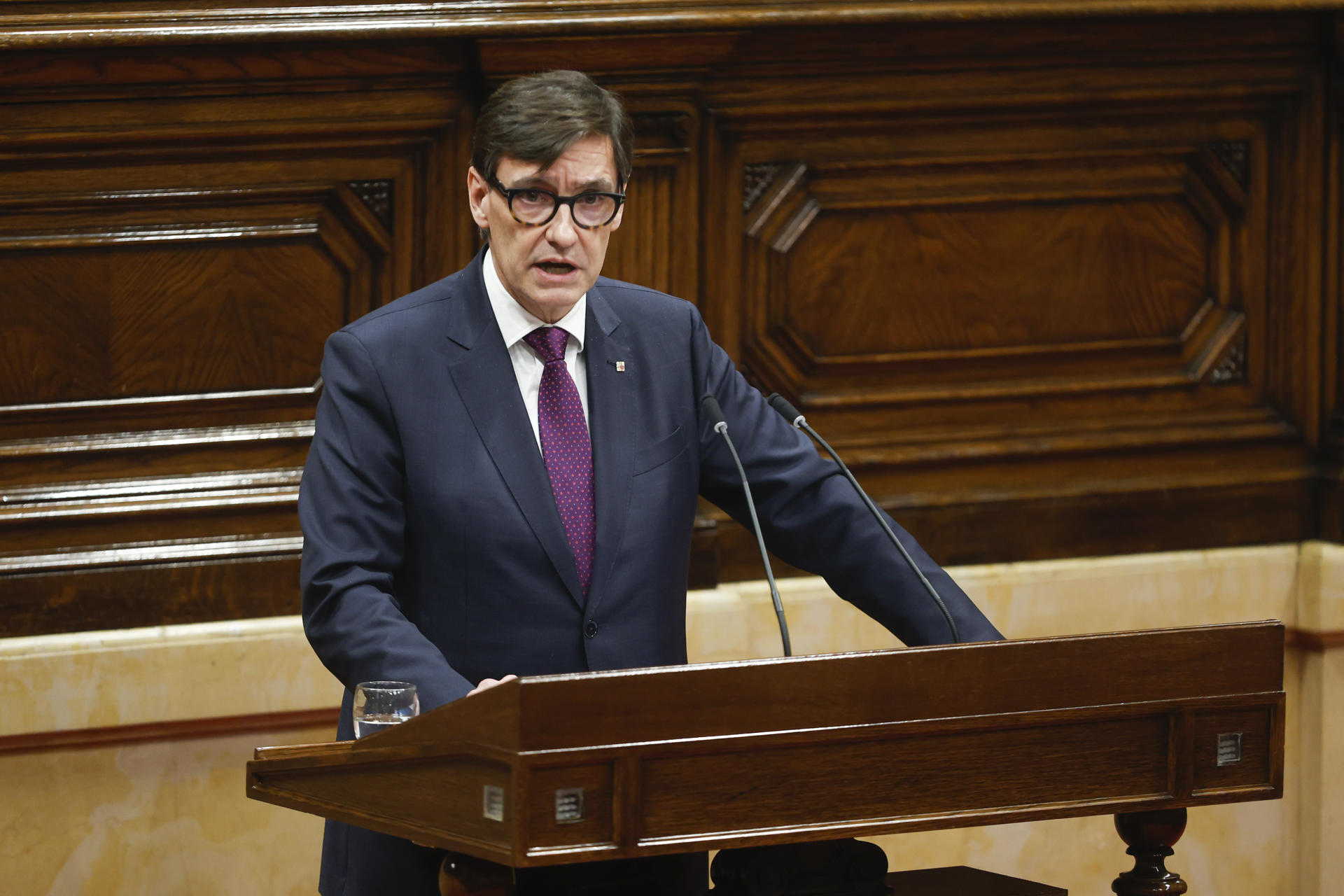 El presidente de la Generalitat, Salvador Illa, interviene ante el pleno del Parlament de Cataluña donde se celebra el debate monográfico sobre las incidencias que afectan a la red ferroviaria de Cataluña, solicitado por ERC, Comuns y la CUP y que culminará el jueves con la votación de las propuestas de resolución de los grupos parlamentarios. EFE/Quique García