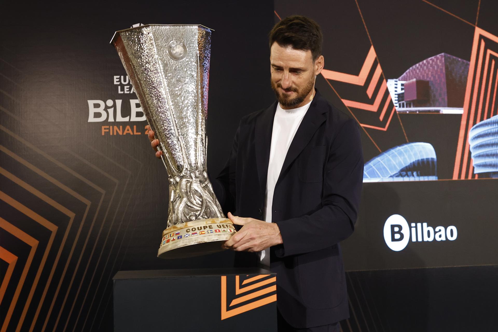 El embajador de la UEFA y exjugador del Athletic Club Aritz Aduriz, con el trofeo de la Liga Europa que será expuesto este fin de semana en San Mamés, la sede de la final. EFE/ Miguel Toña
