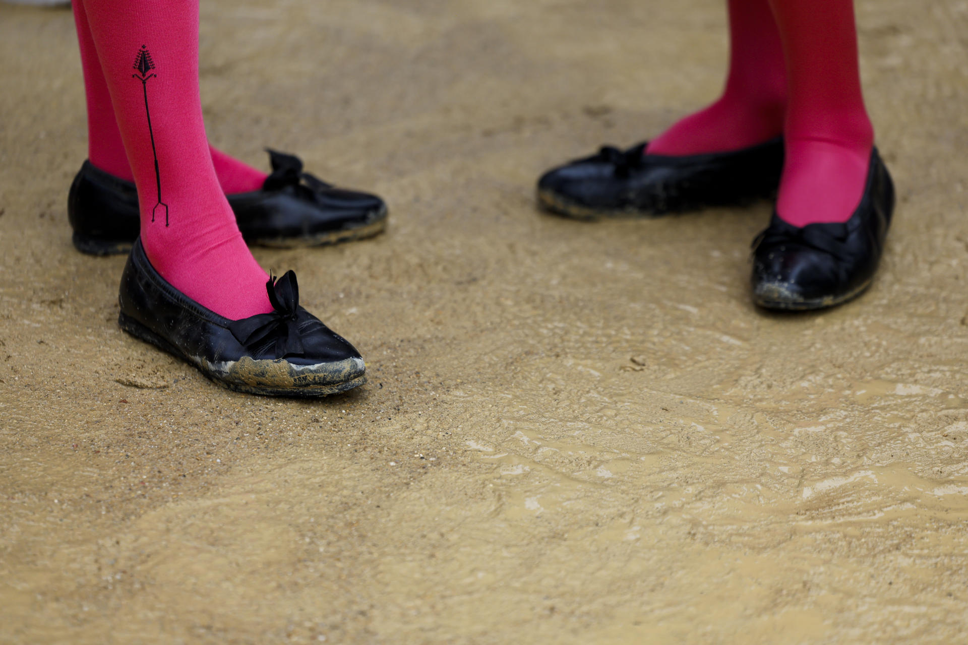 Dos toreros aguardan sobre el albero mojado de la plaza de toros minutos antes de suspender la primera corrida de toros de la Feria de Fallas a causa de la lluvia. EFE/Biel Aliño