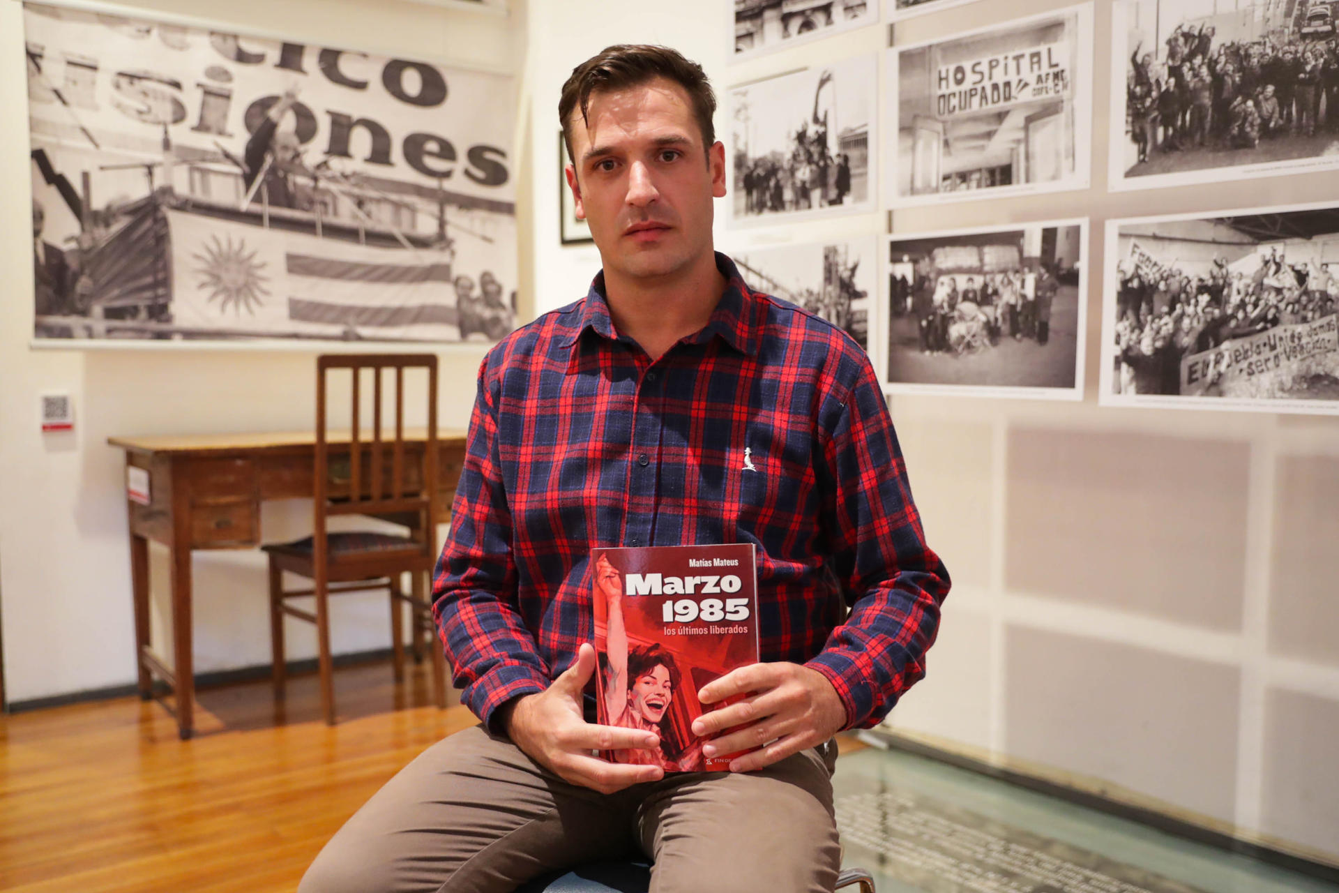 El escritor uruguayo, Matías Mateus, habla durante una entrevista con EFE este miércoles, en el Museo de la Memoria en Montevideo (Uruguay). EFE/ Diana Illa
