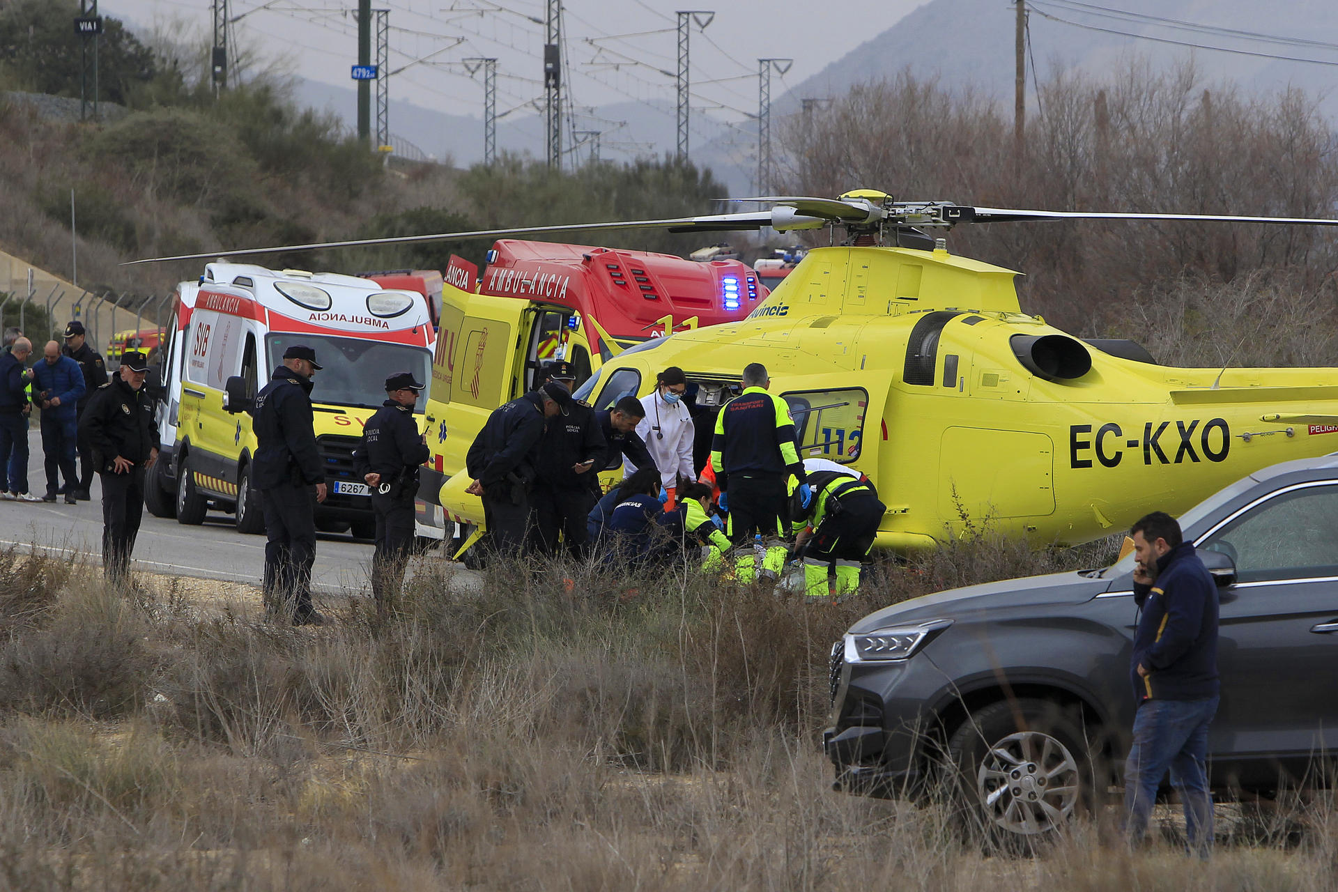 Personal sanitario y de emergencias trabajan en el traslado de uno de los heridos a causa de la explosión y posterior incendio de una empresa pirotécnica de la partida de Fontcalent, en el término de Alicante. EFE/Morell