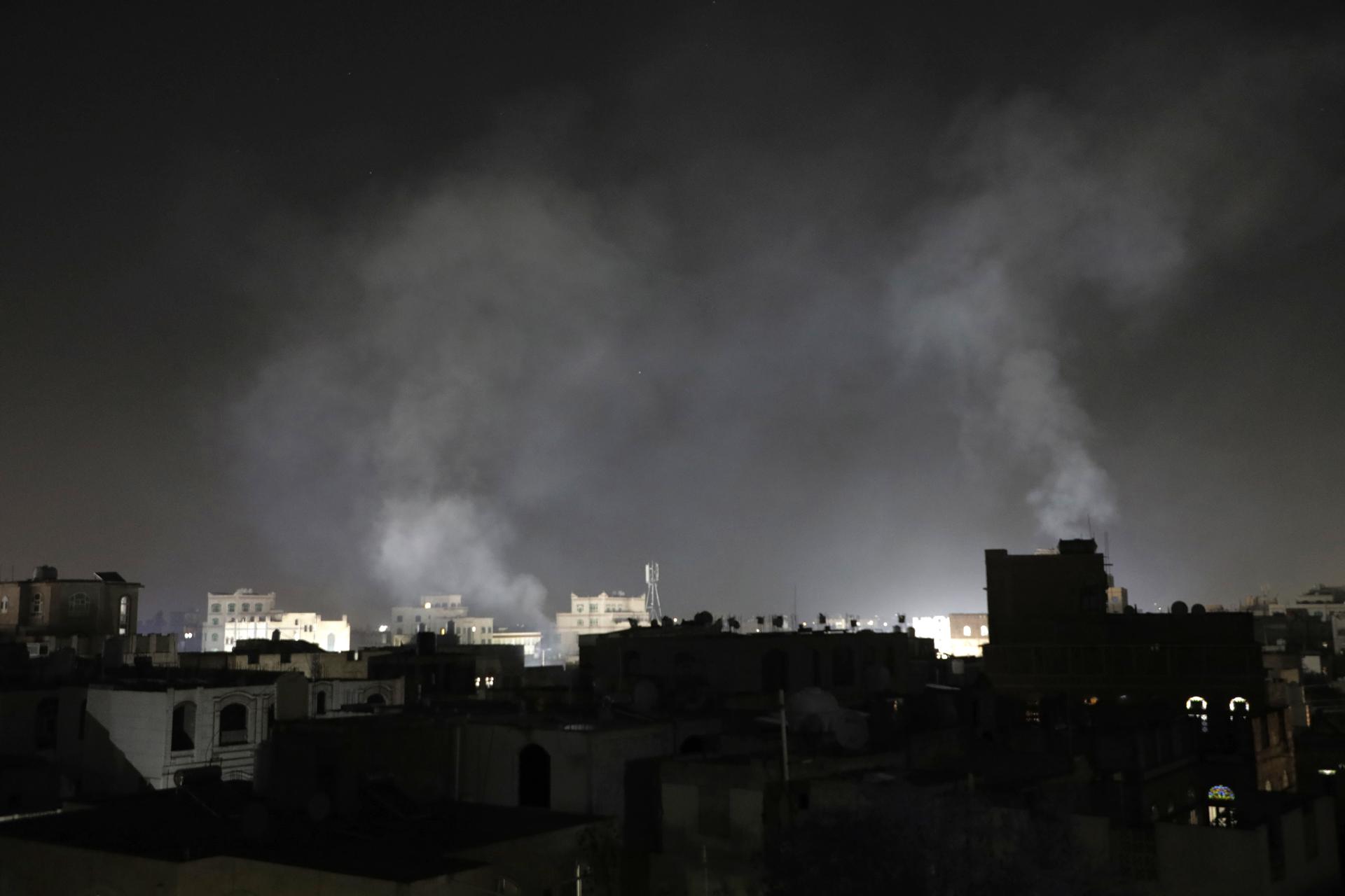 El humo que se elevó sobre un perfil de un grupo de edificios de Saná fue registrado en la madrugada de este 27 de marzo, tras varios ataques aéreos de EE.UU., en la capital de Yemen. EFE/Osamah Yahya