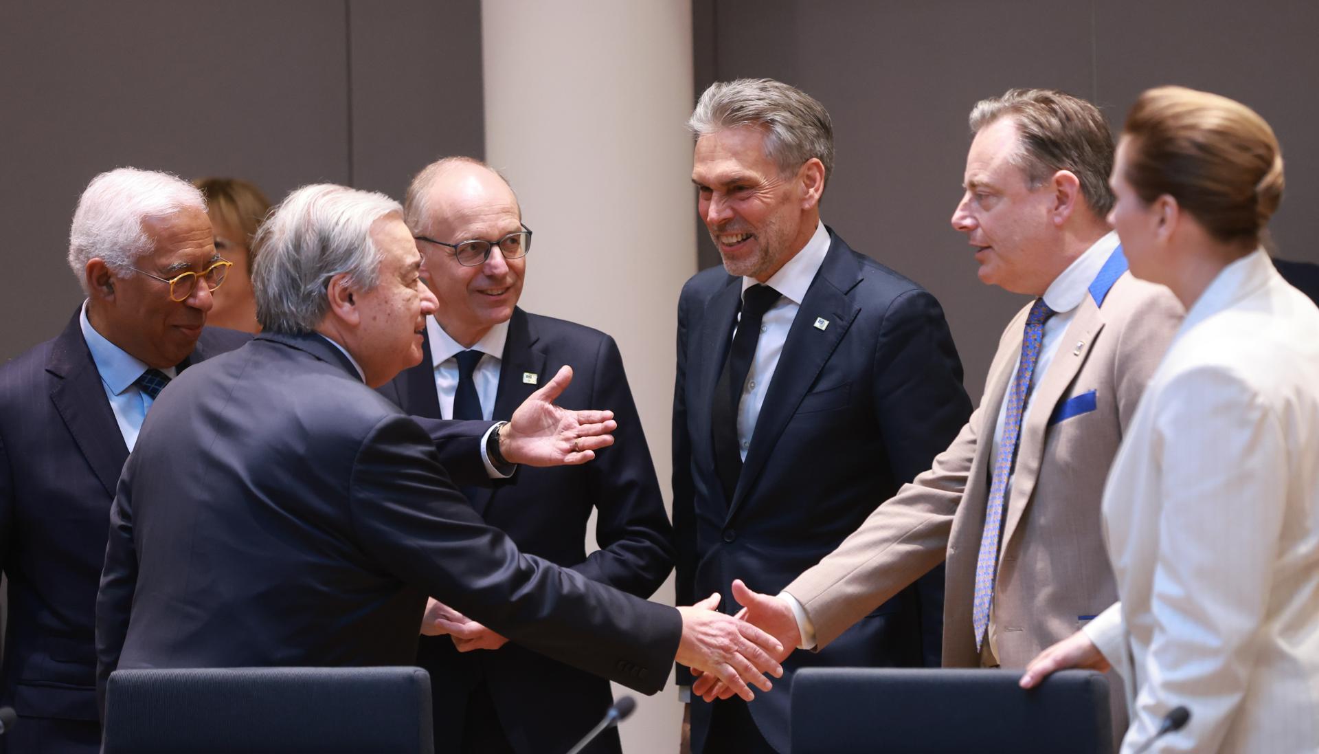 (De izquierda a derecha) El presidente del Consejo Europeo Antonio Costa, el secretario general de la ONU António Guterres, el primer ministro de Luxemburgo Luc Frieden, el primer ministro de los Países Bajos Dick Schoof, el primer ministro belga Bart de Wever y la primera ministra danesa Mette Frederiksen durante la cumbre del Consejo Europeo en Bruselas, Bélgica, el 20 de marzo de 2025. Los líderes de la UE discutirán la competitividad, los últimos desarrollos en Ucrania y la política de defensa europea en la cumbre. (Bélgica, Luxemburgo, Ucrania, Bruselas, Luxemburgo) EFE/EPA/OLIVIER HOSLET / POOL