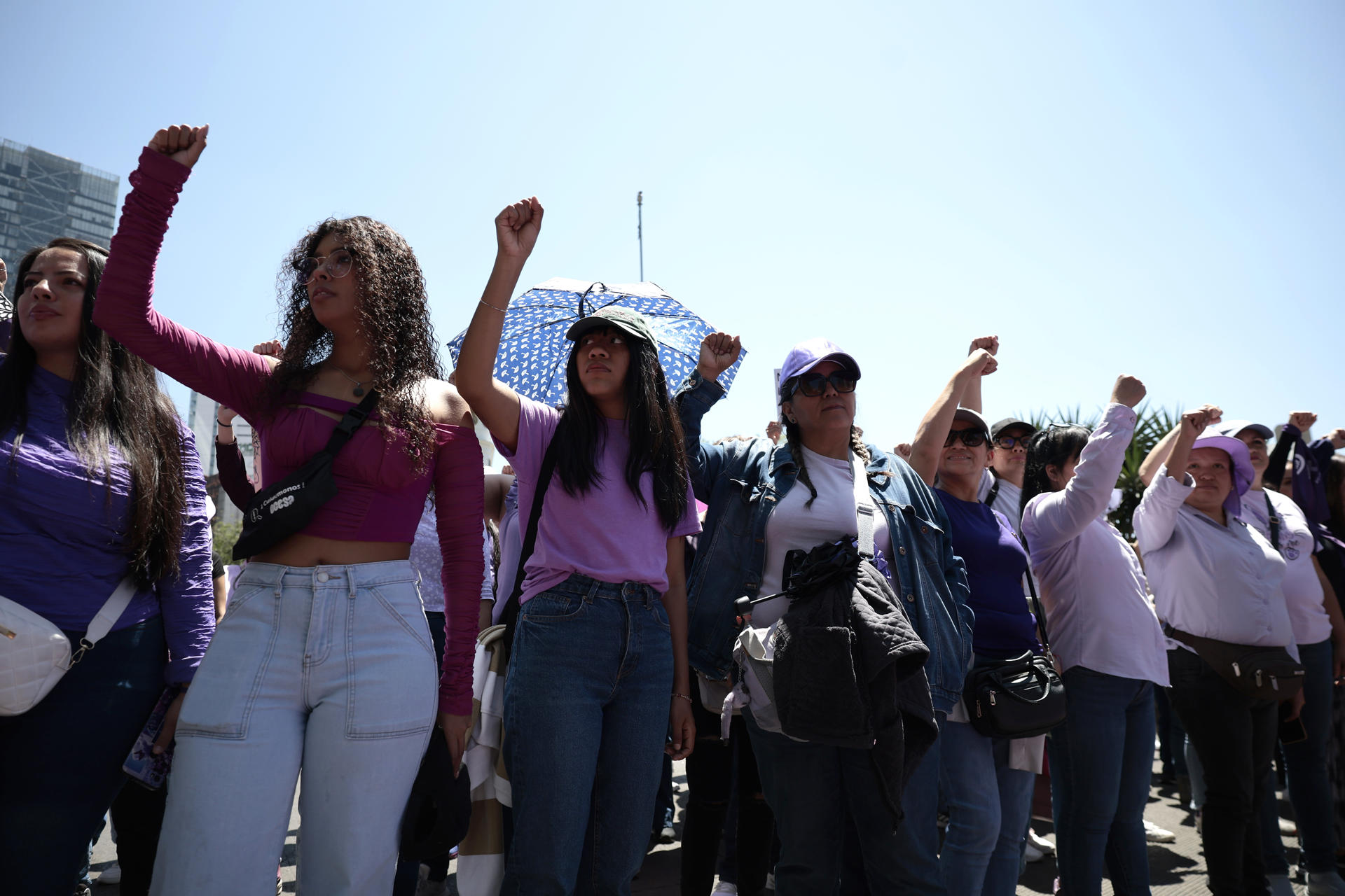 Varias mujeres protestan este sábado, en Ciudad de México (México). EFE/ José Méndez