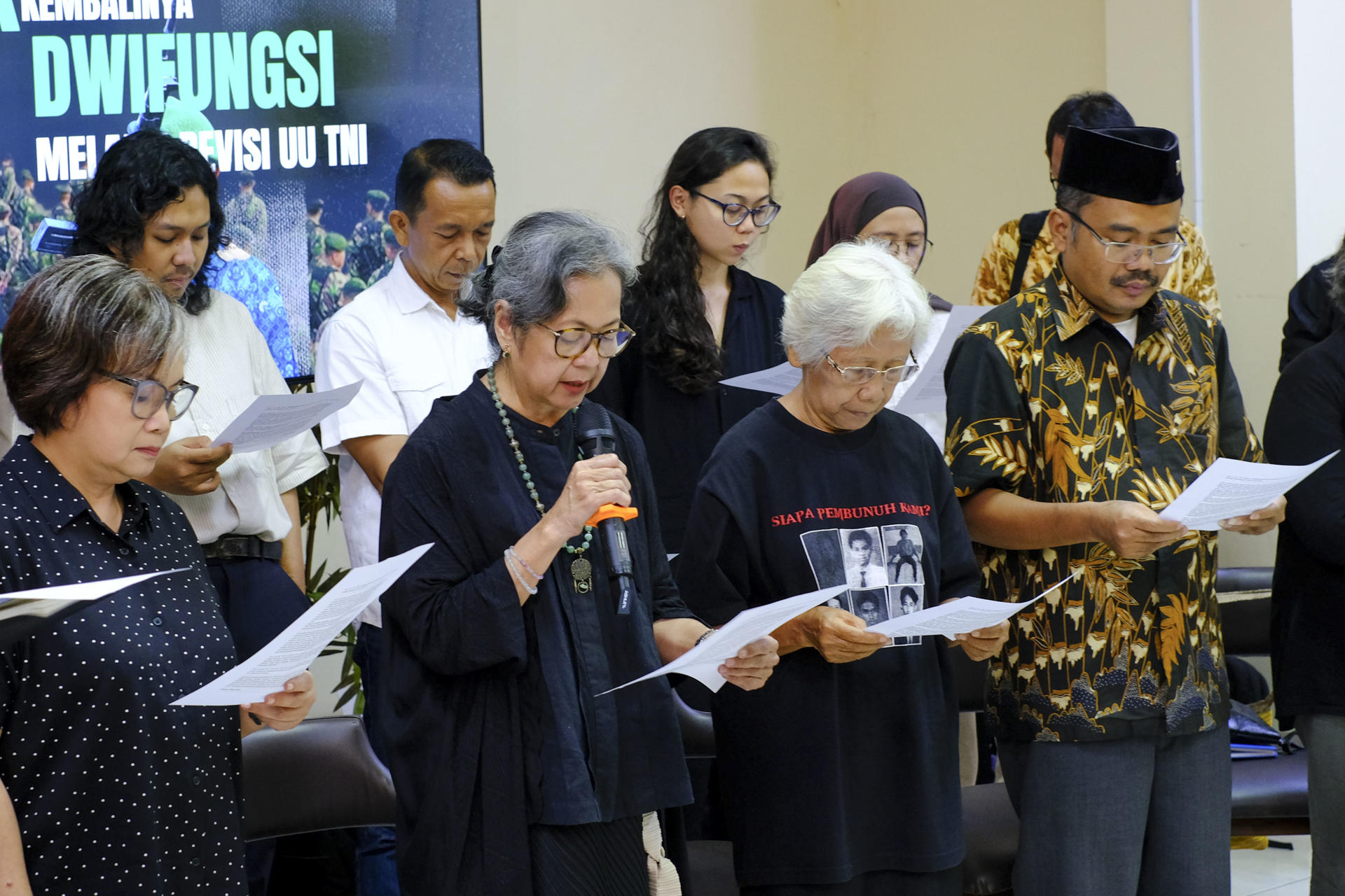 BANGKOK, 17/03/2025.- Un grupo de activistas indonesios y de ONG se opusieron este lunes a la propuesta del Gobierno del exgeneral Prabowo Subianto de revisar una ley para permitir un mayor acceso de militares a puestos gubernamentales, tras años de desmilitarización de las instituciones de la tercera mayor democracia del mundo. EFE/ Steven Handoko