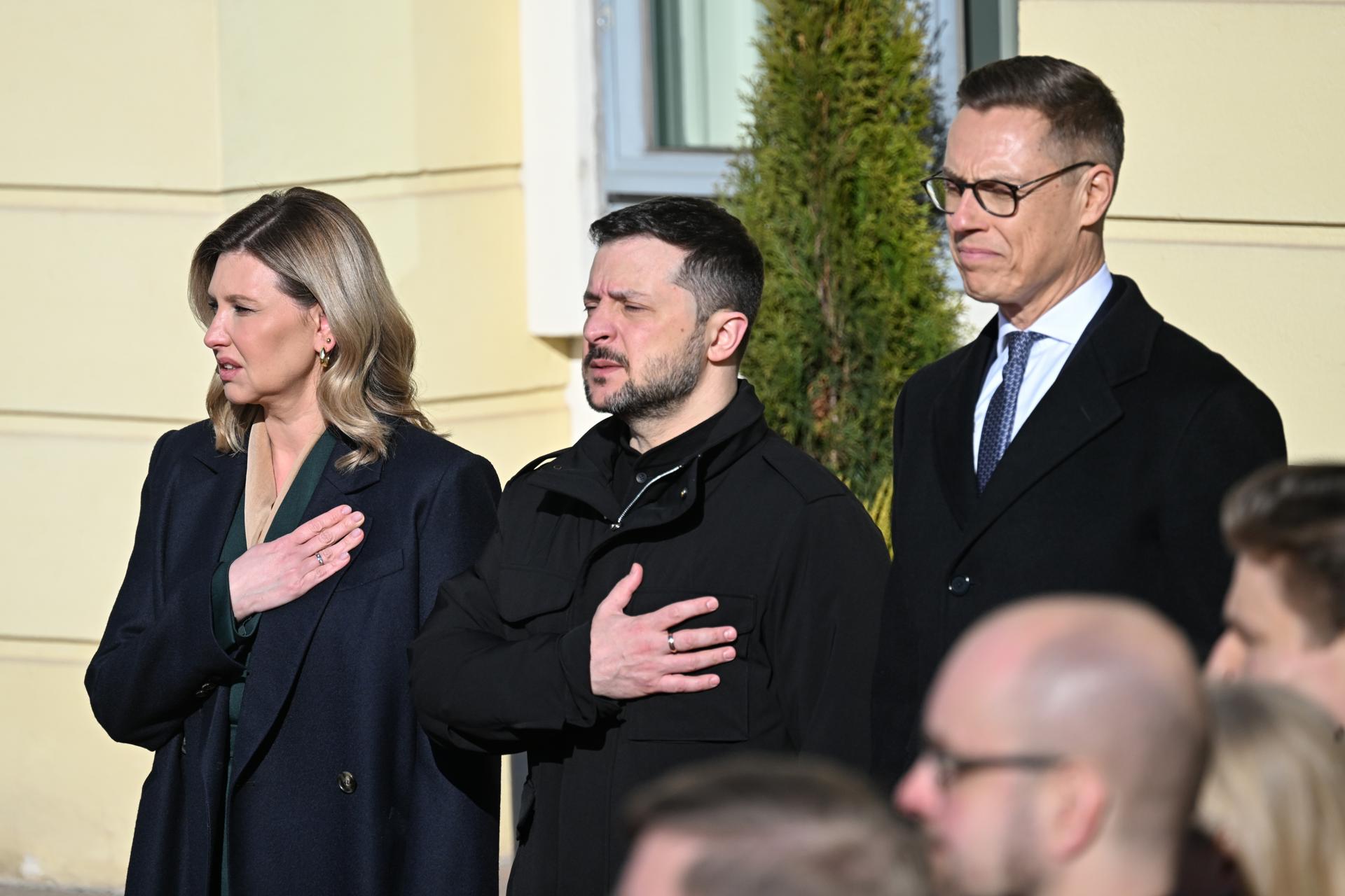 El presidente de Ucrania, Volodímir Zelenski, su esposa, Olena Zelenska, y su homólogo finlandés, Alexander Stubb. EFE/EPA/KIMMO BRANDT