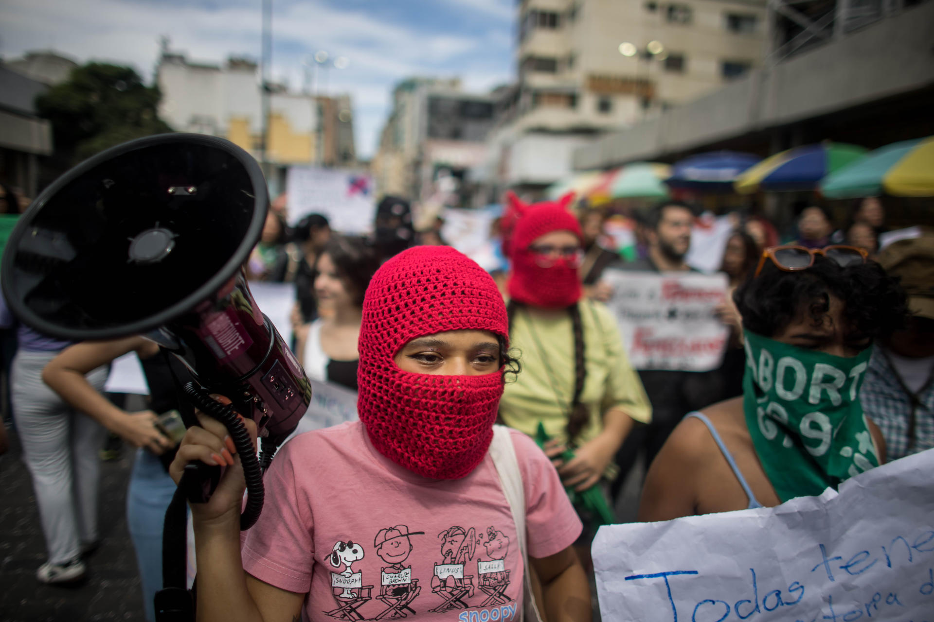 Mujeres participan en una marcha en el marco del Día del Internacional de la Mujer este 8 de marzo de 2025, Caracas (Venezuela). EFE/ Miguel Gutiérrez