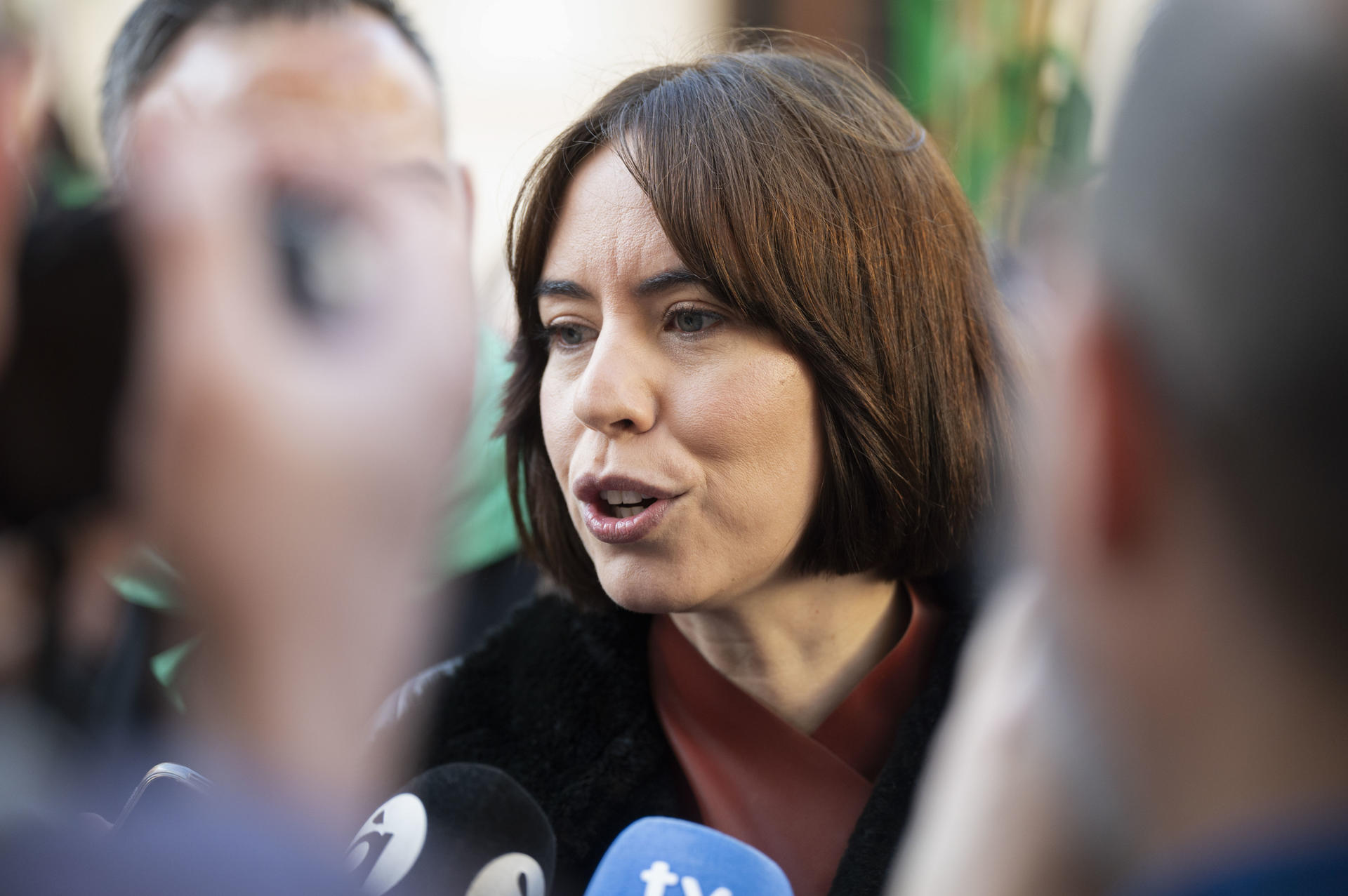 La ministra de Ciencia e Innovación, Diana Morant, atiende a los medios antes de asistir este domingo a la tradicional romería a la Ermita de la Magdalena en Castellón de la Plana. EFE/Andreu Esteban