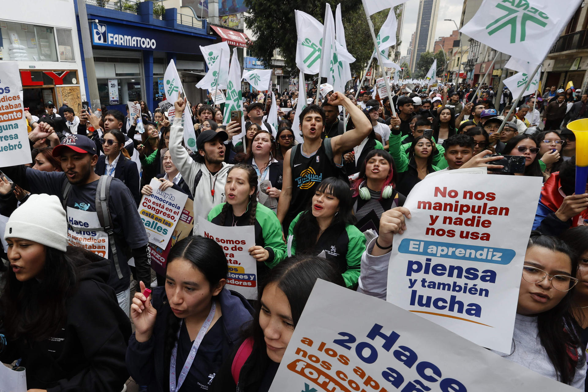 Personas participan en una manifestación este martes, en Bogotá (Colombia). EFE/ Mauricio Dueñas Castañeda