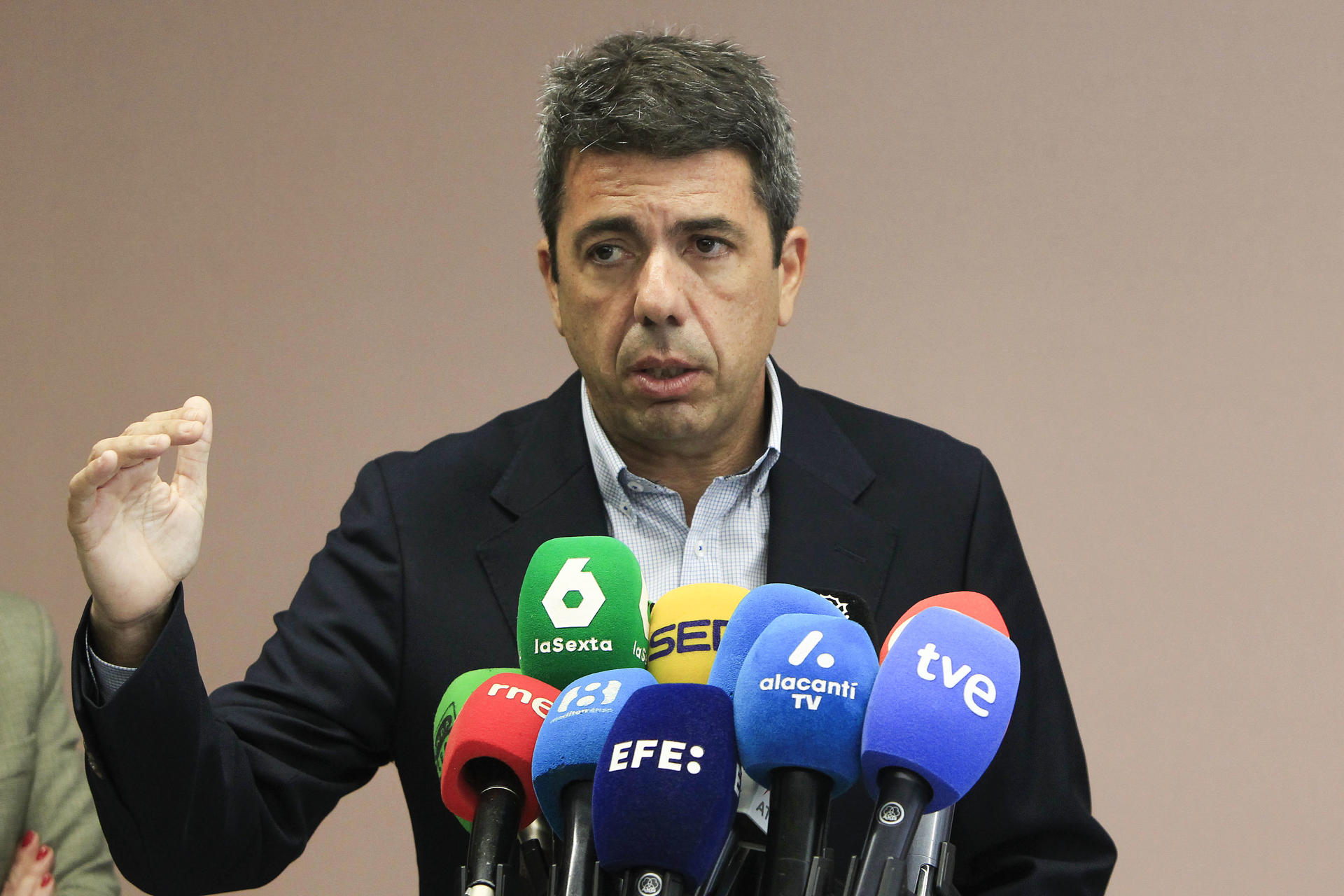 El president de la Generalitat, Carlos Mazón, atiende a los medios de comunicación durante su, visita el centro Campoamor de Alicante. EFE/Pep Morell
