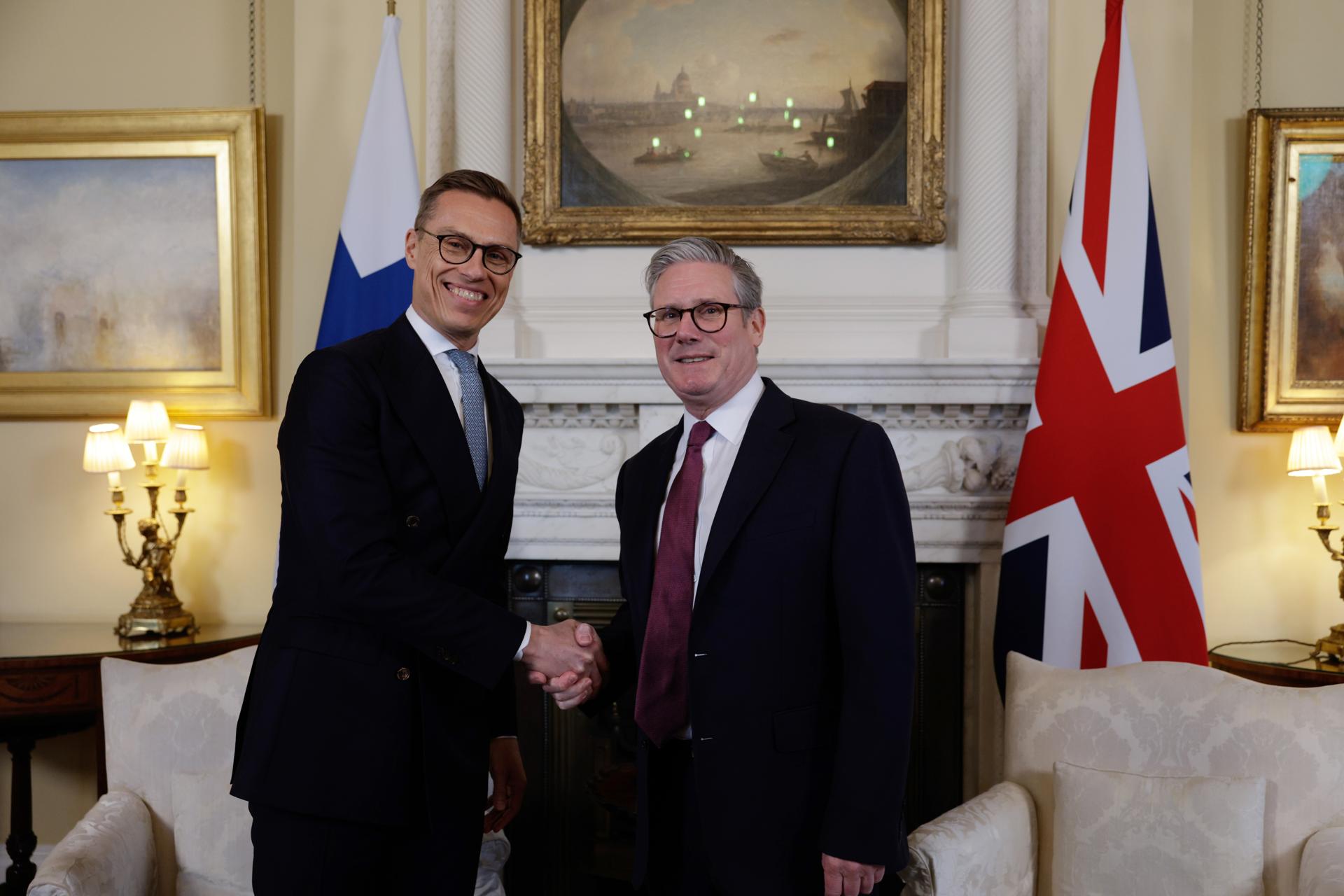 El primer ministro británico Keir Starmer (D) estrecha la mano del presidente finlandés Alexander Stubb (I) durante una reunión en el 10 de Downing Street en Londres, Gran Bretaña, 31 de marzo de 2025. (Finlandia, Reino Unido, Londres) EFE/EPA/JASON ALDEN / POOL