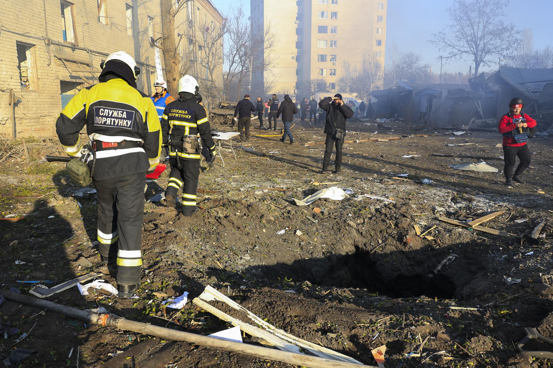 Equipos de rescate ucranianos trabajan en el lugar del bombardeo ruso cerca de un edificio residencial en Járkov, en el noreste de Ucrania, el 7 de marzo de 2025, en medio de la invasión rusa. EFE/EPA/SERGEY KOZLOV
