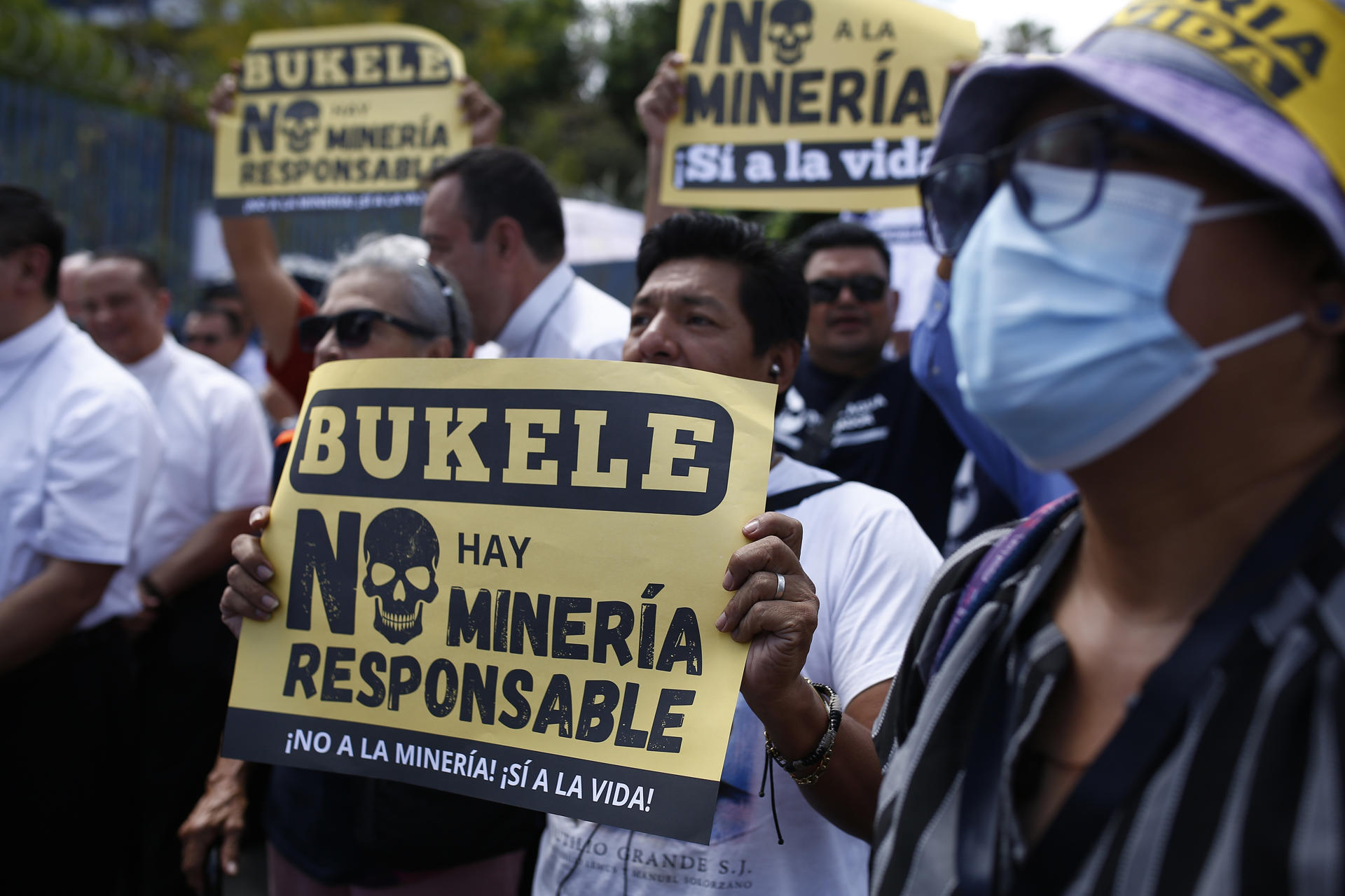 Personas se manifiestan afuera de la sede de la Asamblea Legislativa este martes, en San Salvador (El Salvador). EFE/ Rodrigo Sura