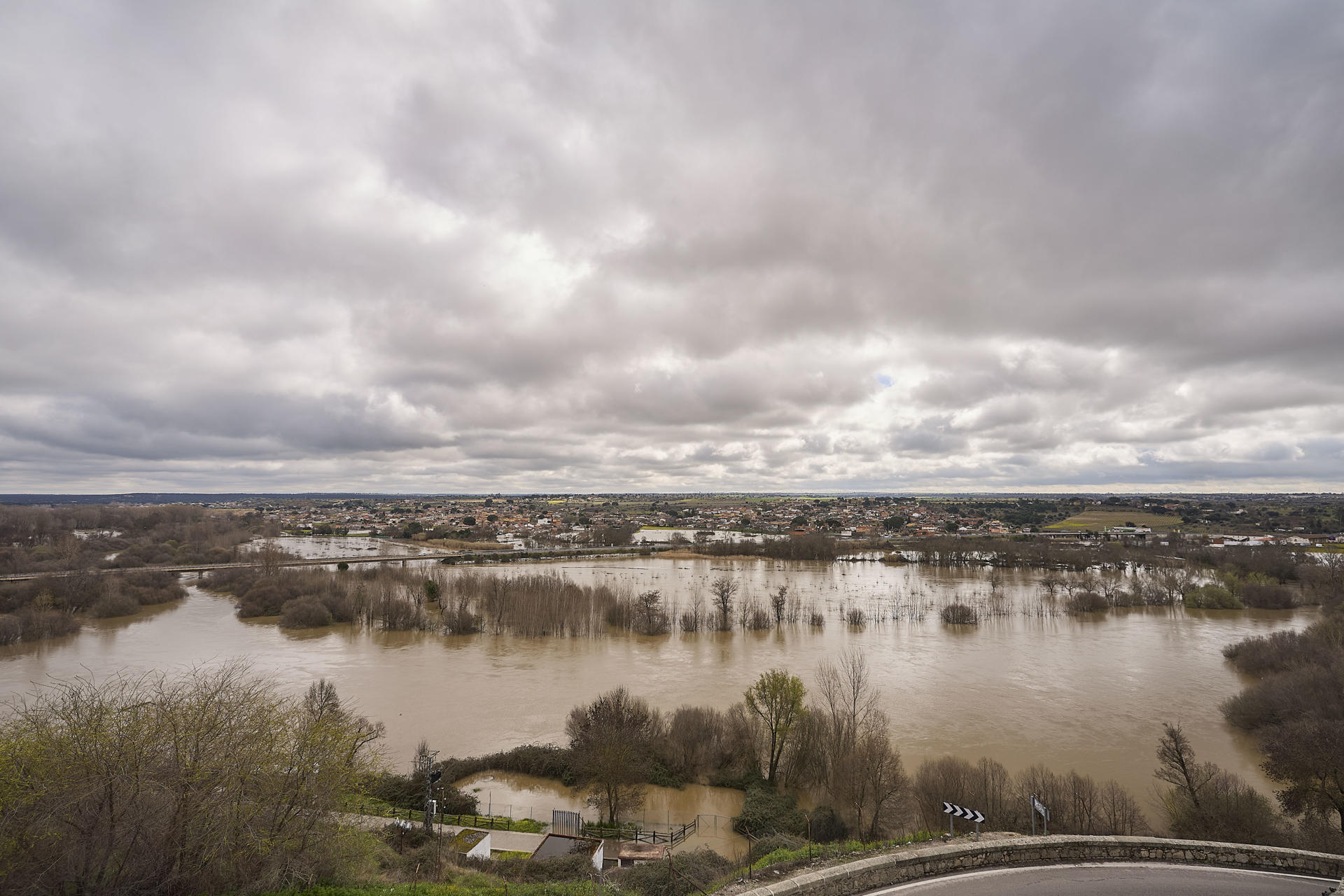 Vista de la crecida del río Alberche en Escalona (Toledo) este miércoles. EFE/Manu Reino