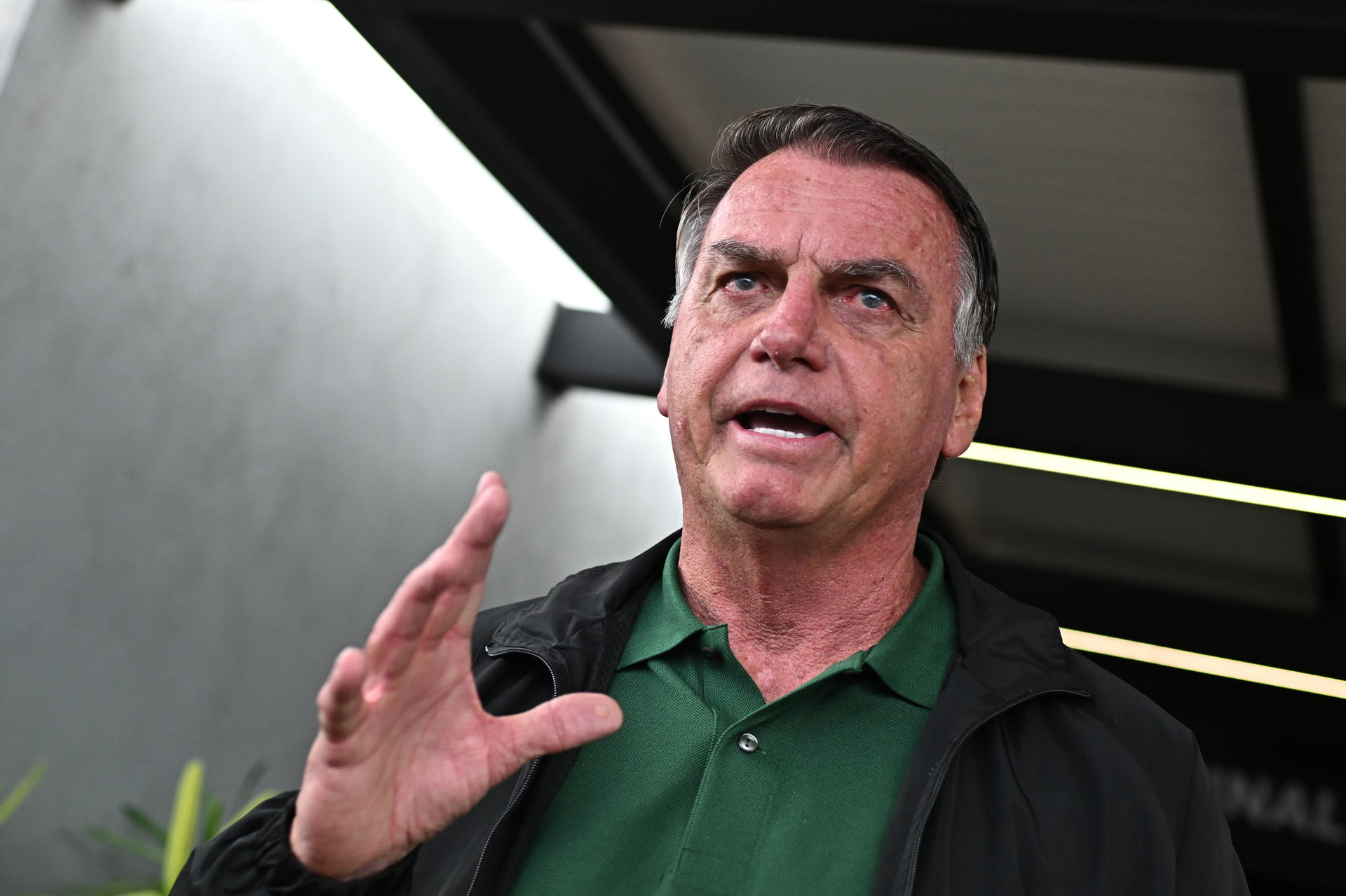El expresidente de Brasil Jair Bolsonaro (2019-2022) habla a su llegada al aeropuerto de Brasilia este martes, en Brasilia (Brasil). EFE/ Andre Borges