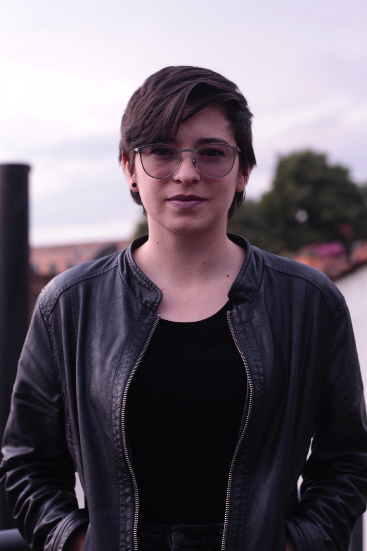 La artista Natalia Rivera (Colombia), ganadora de la cuarta edición de los premios CIFO-Ars Electronica 2025, que desde hace tres años destacan a creadores que se adentran en la intersección entre el arte digital, la ciencia y los nuevos medios. Rivera recibirá 30.000 dólares por su proyecto 'Bacteria Cloud of Clouds', una instalación que combina la niebla del agua de lluvia recogida con una visualización digital de la información genética del microbioma de las nubes. EFE/ Festival Ars Electronica/SOLO USO EDITORIAL/SOLO DISPONIBLE PARA ILUSTRAR LA NOTICIA QUE ACOMPAÑA (CRÉDITO OBLIGATORIO)