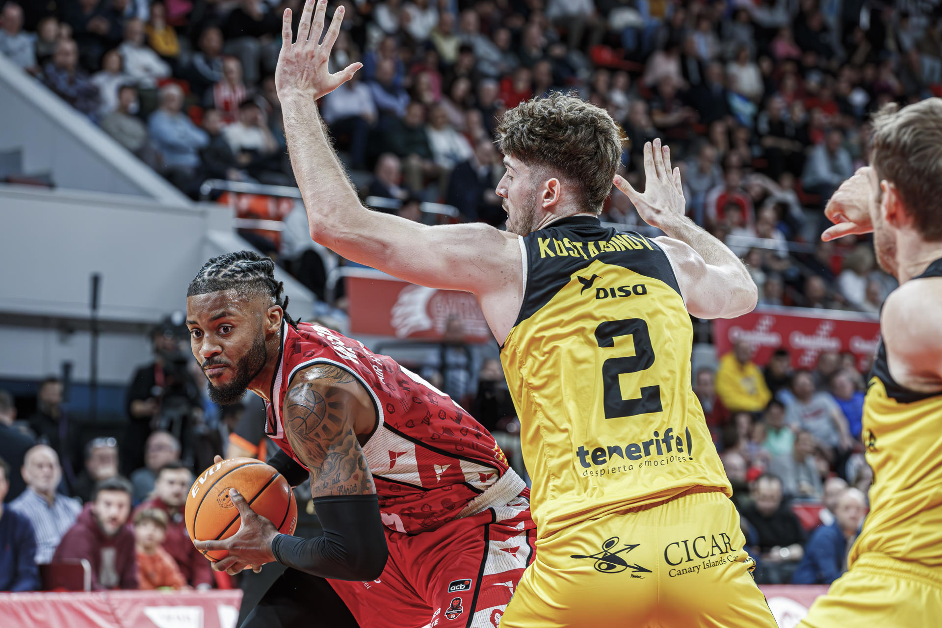 El jugador del Casademont Zaragoza Watson (i) con el balón ante Kostadinov, del Tenerife La Laguna durante el partido de Liga Endesa que disputaron en el pabellón Príncipe Felipe de Zaragoza. EFE/ Javier Belver