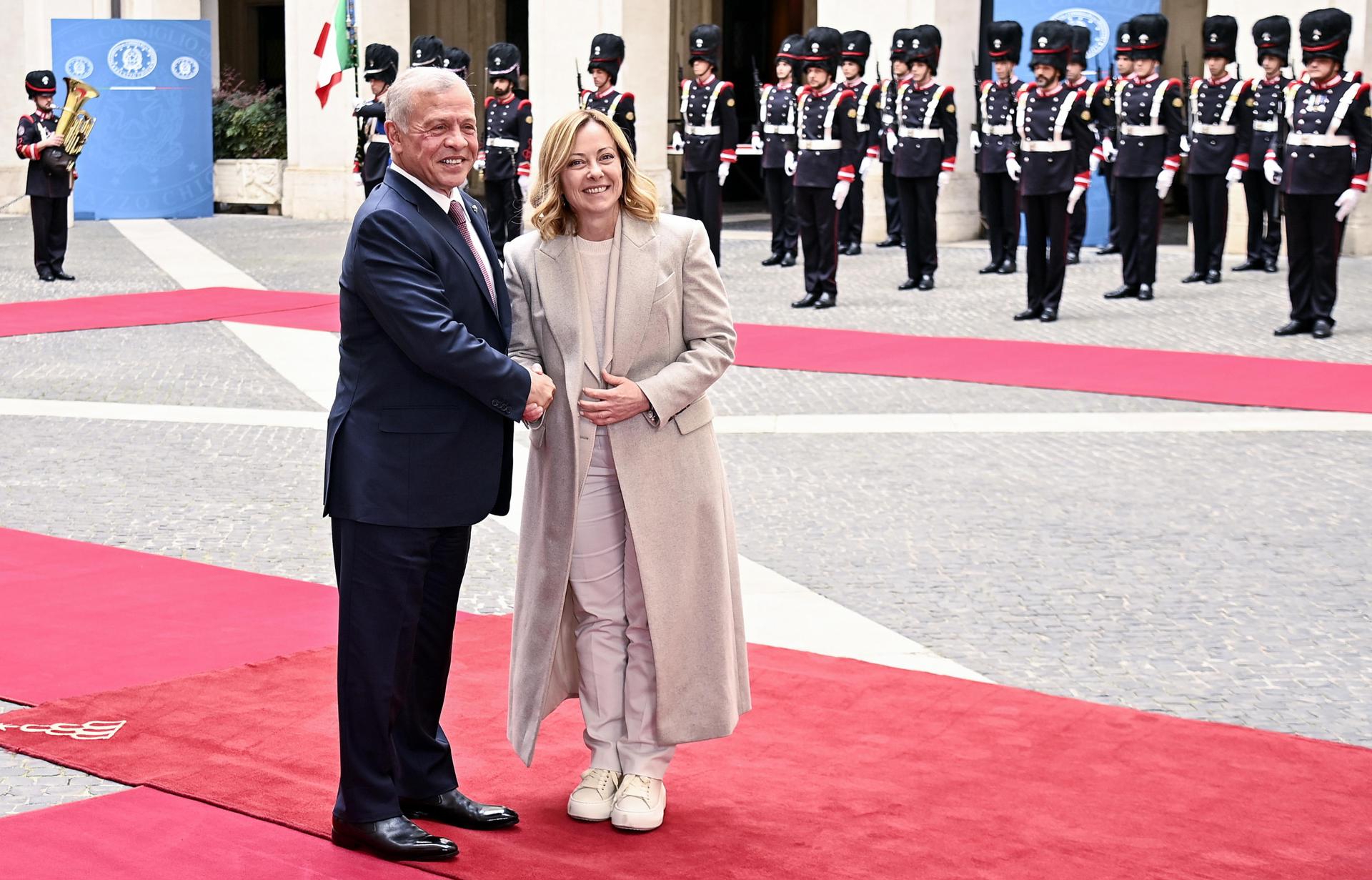 La primera ministra italiana Giorgia Meloni (D) estrecha la mano del rey Abdullah II de Jordania (I) durante su encuentro en el Palazzo Chigi en Roma, Italia, el 17 de marzo de 2025. (Italia, Jordania, Roma) EFE/EPA/Riccardo Antimiani